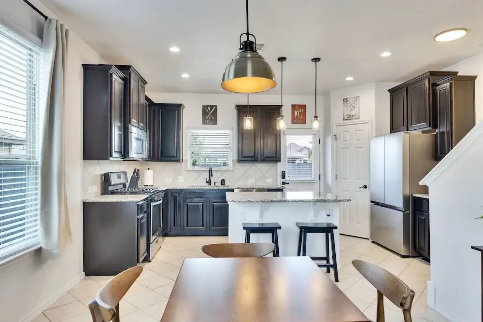 Luxury 4BR 2 5BA Home EV Charger Pool Access