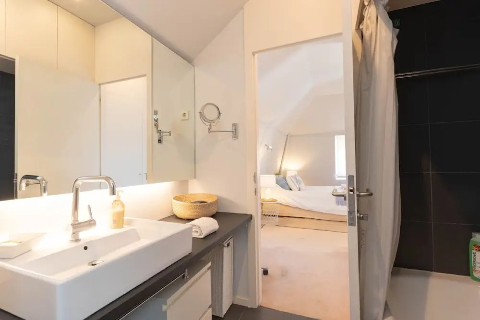 AREETA COZY apartment with parking by Aston Rentals