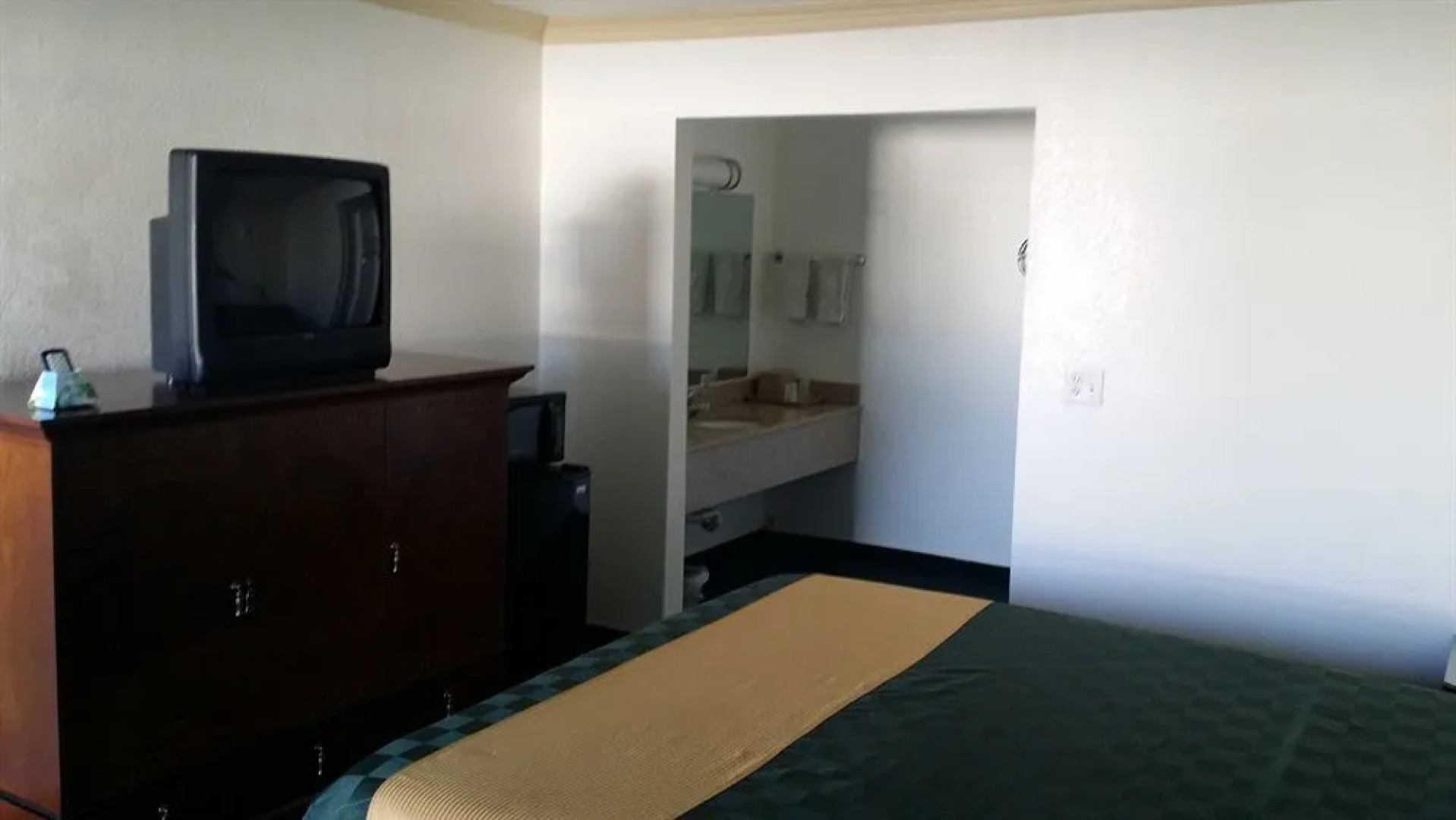 Desert Mirage Inn & Suites