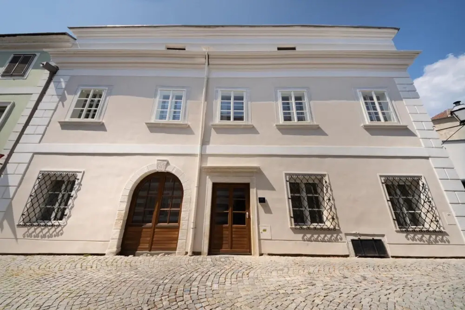 Deluxe Studio Art Collection With King Bed View and Air Conditioning