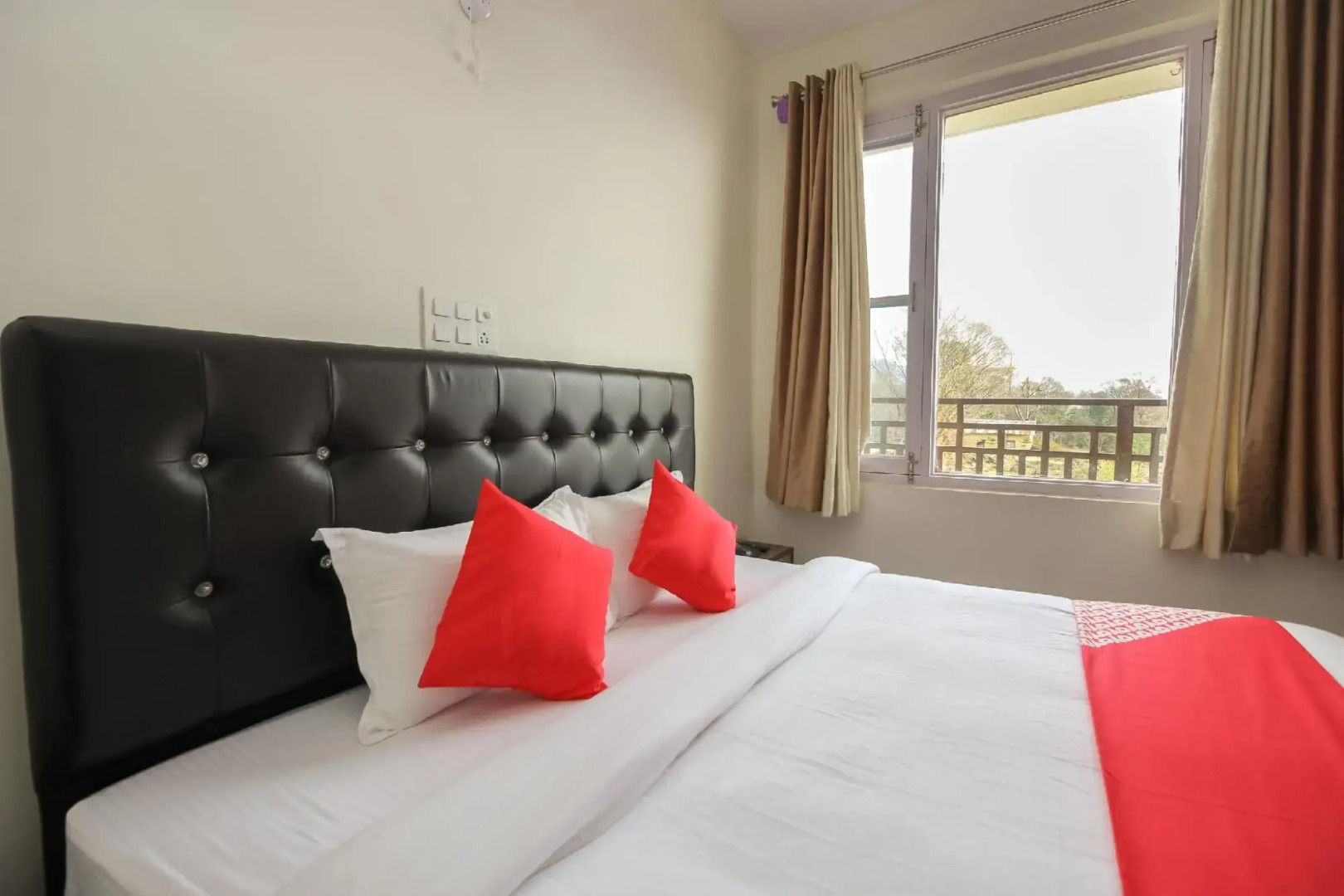 OYO 28284 Gliders Holiday Inn