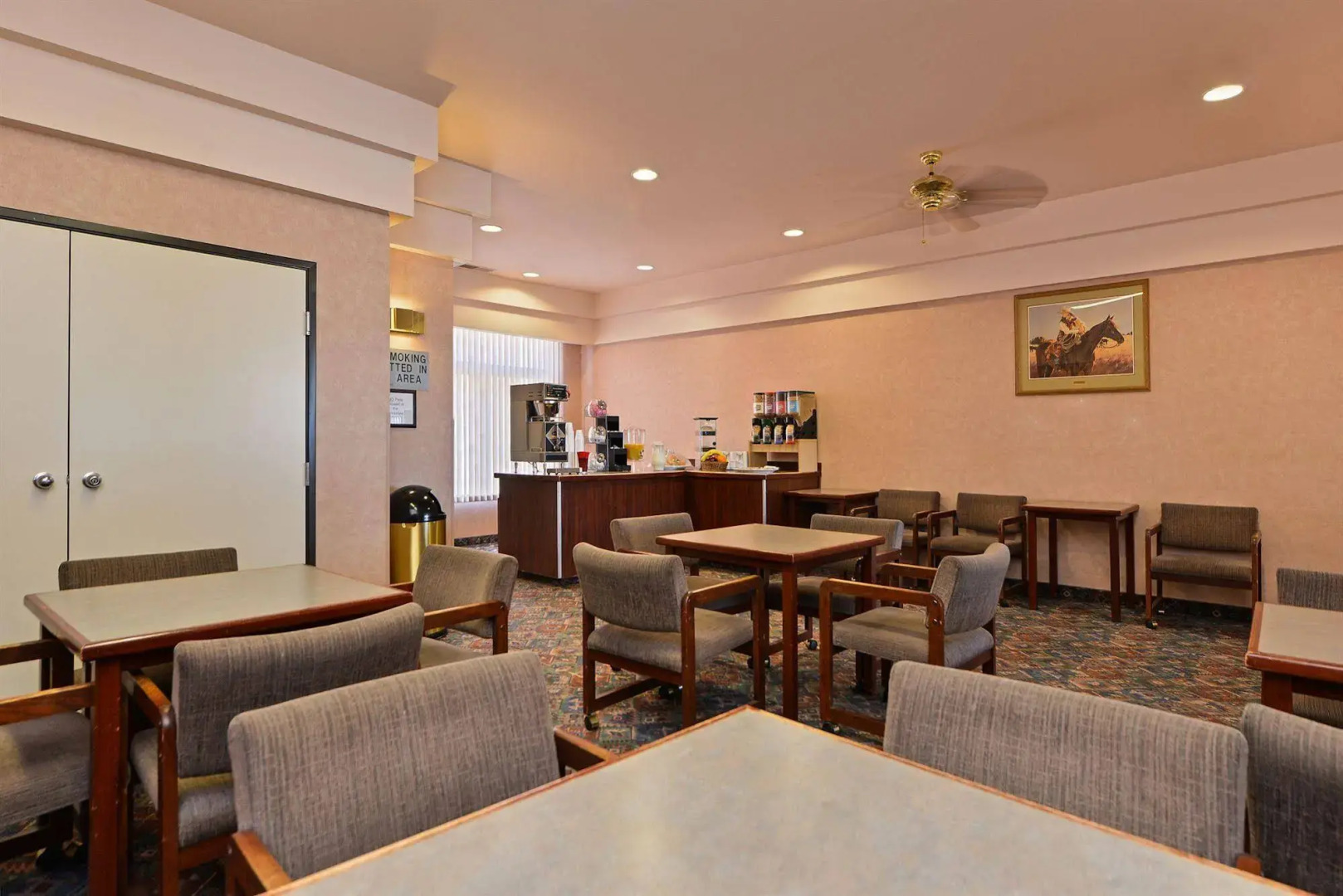 Econo Lodge Inn & Suites