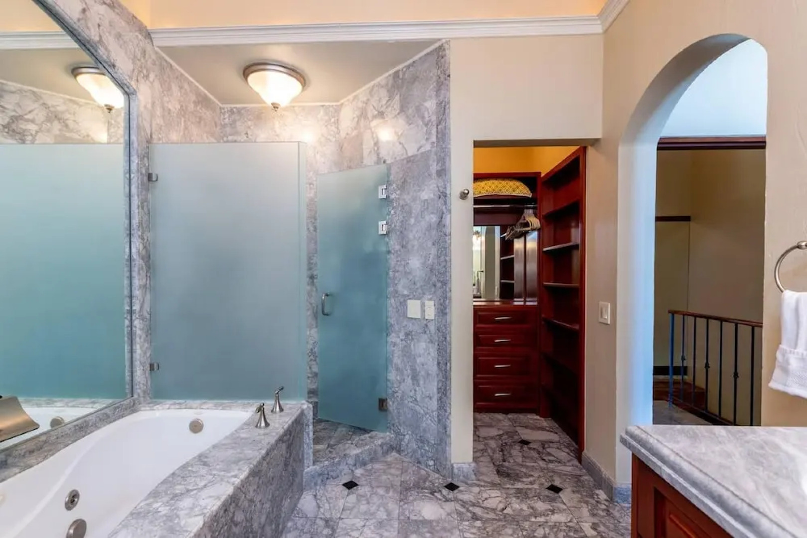 Spacious Open-Concept Condo with Stylish Design, Direct Beach Access & Resort-Style Amenities