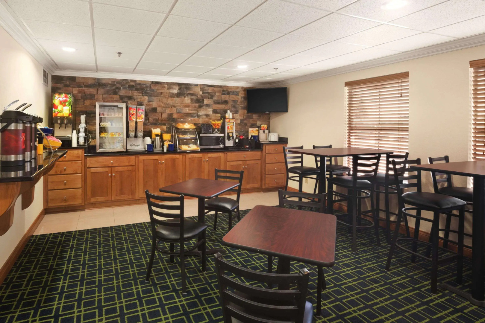 Days Inn & Suites by Wyndham Commerce