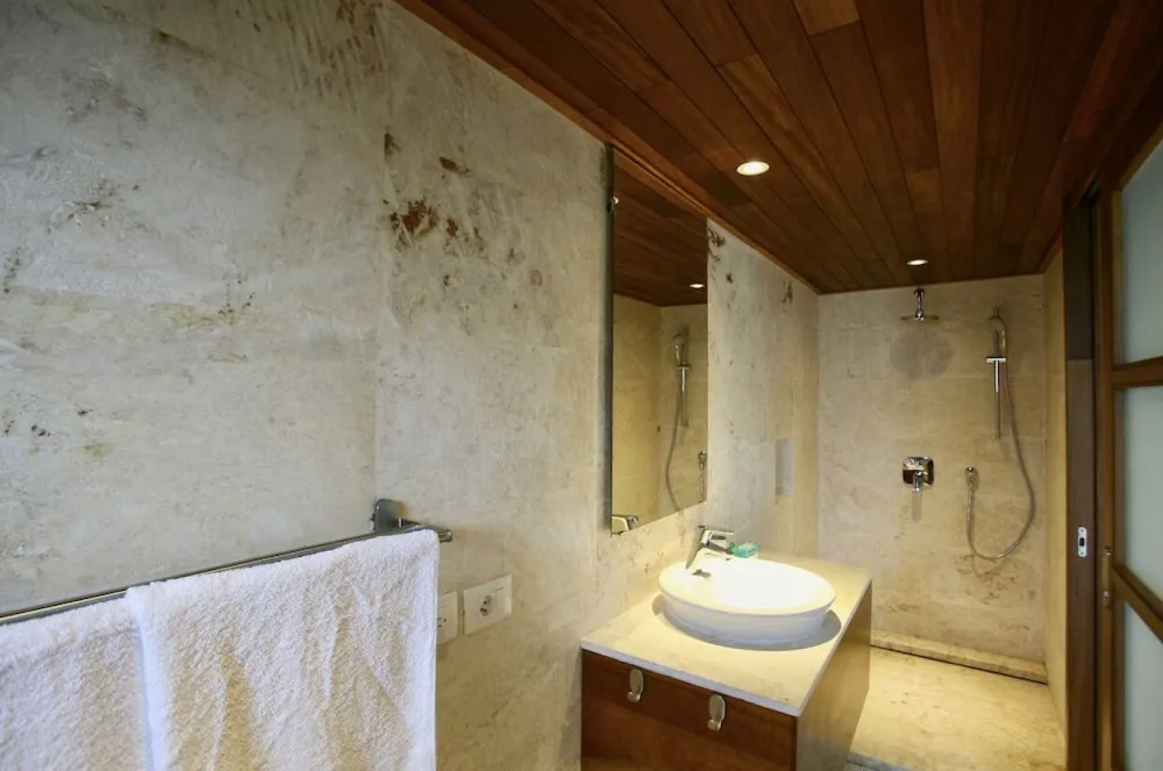 Modern 7 Bedrooms Villa on Private Beach Access