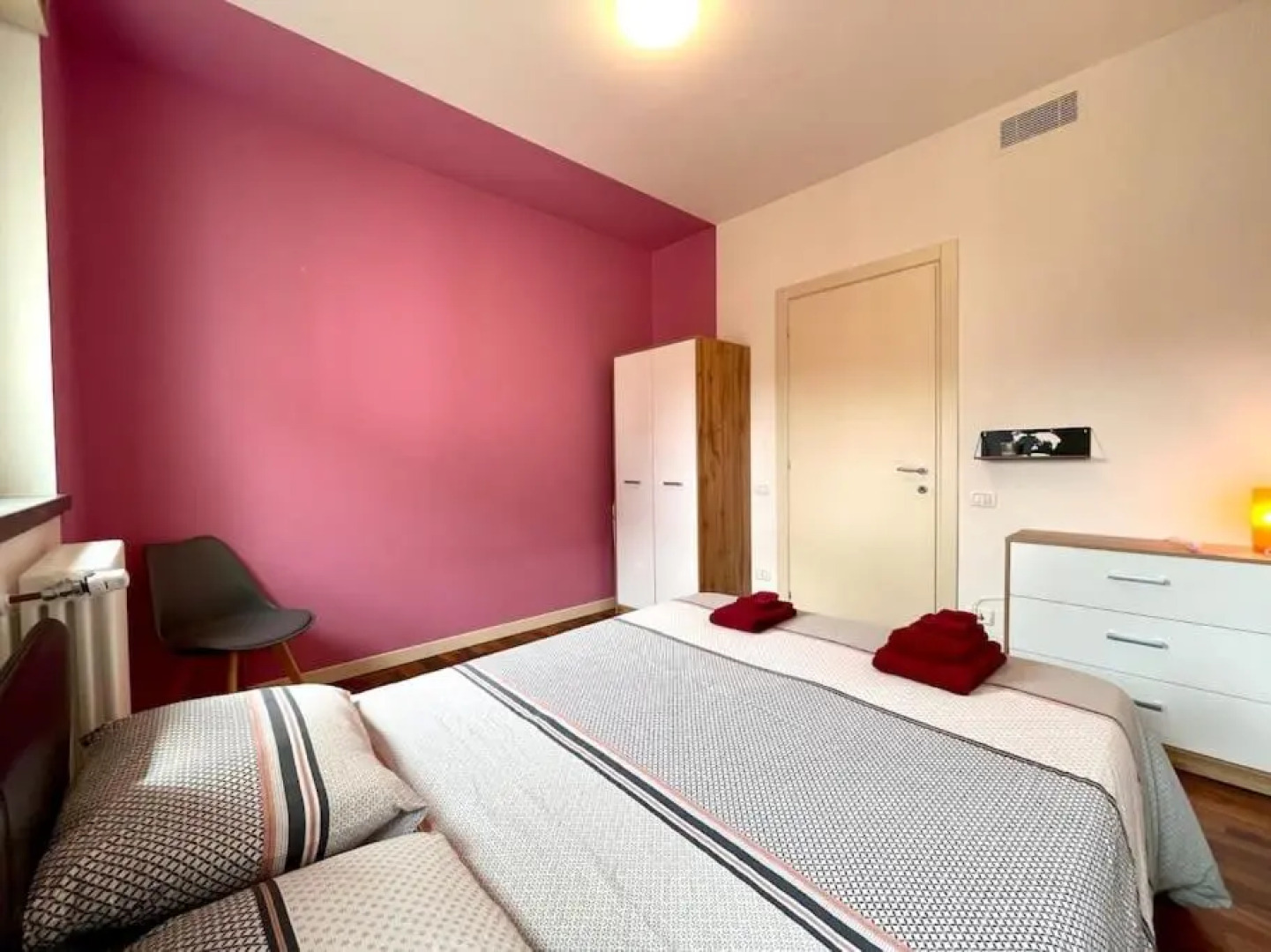 Chic Apartment - River View - Free Parking and WIFI