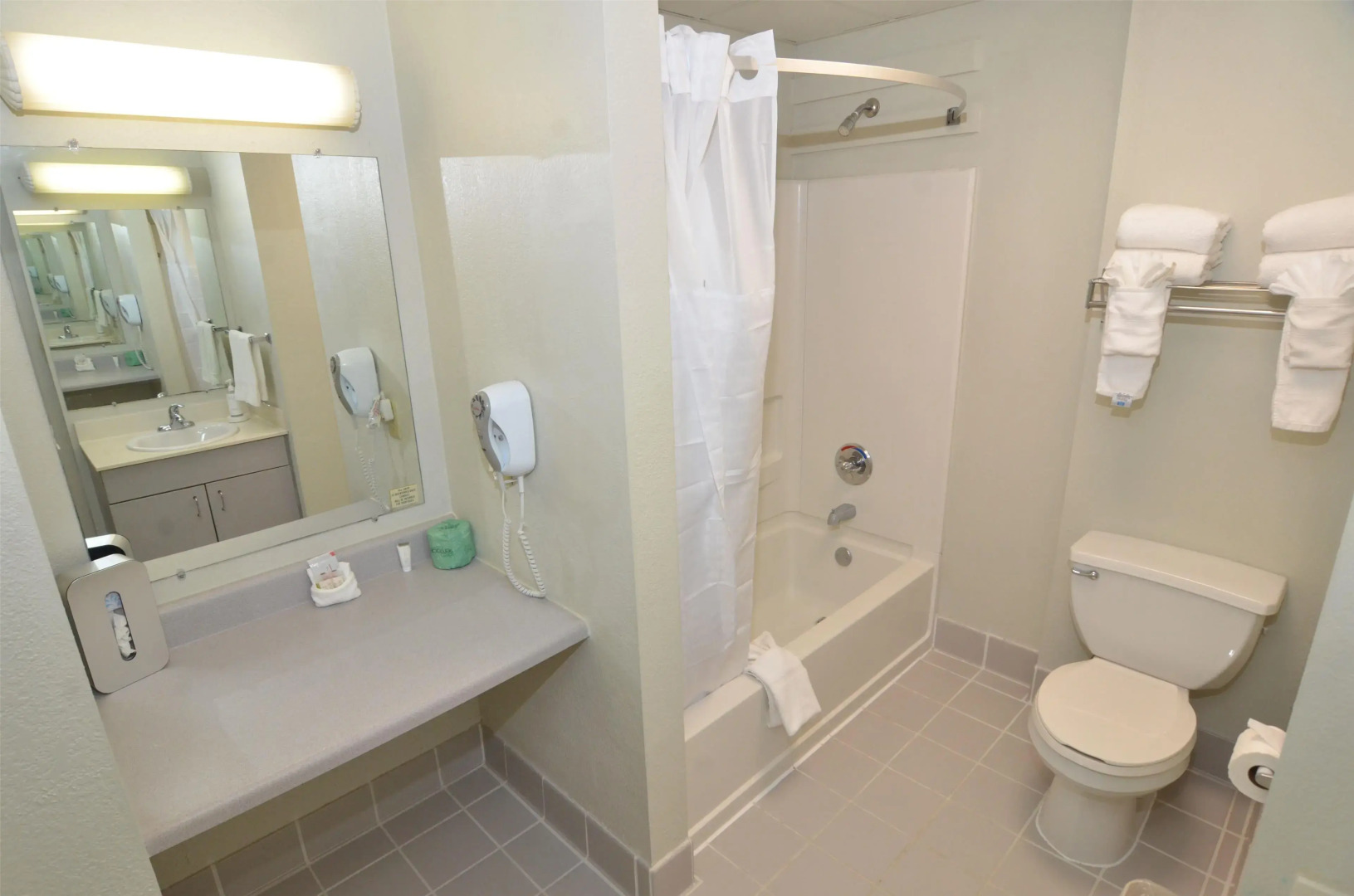 Days Inn & Suites by Wyndham Jekyll Island