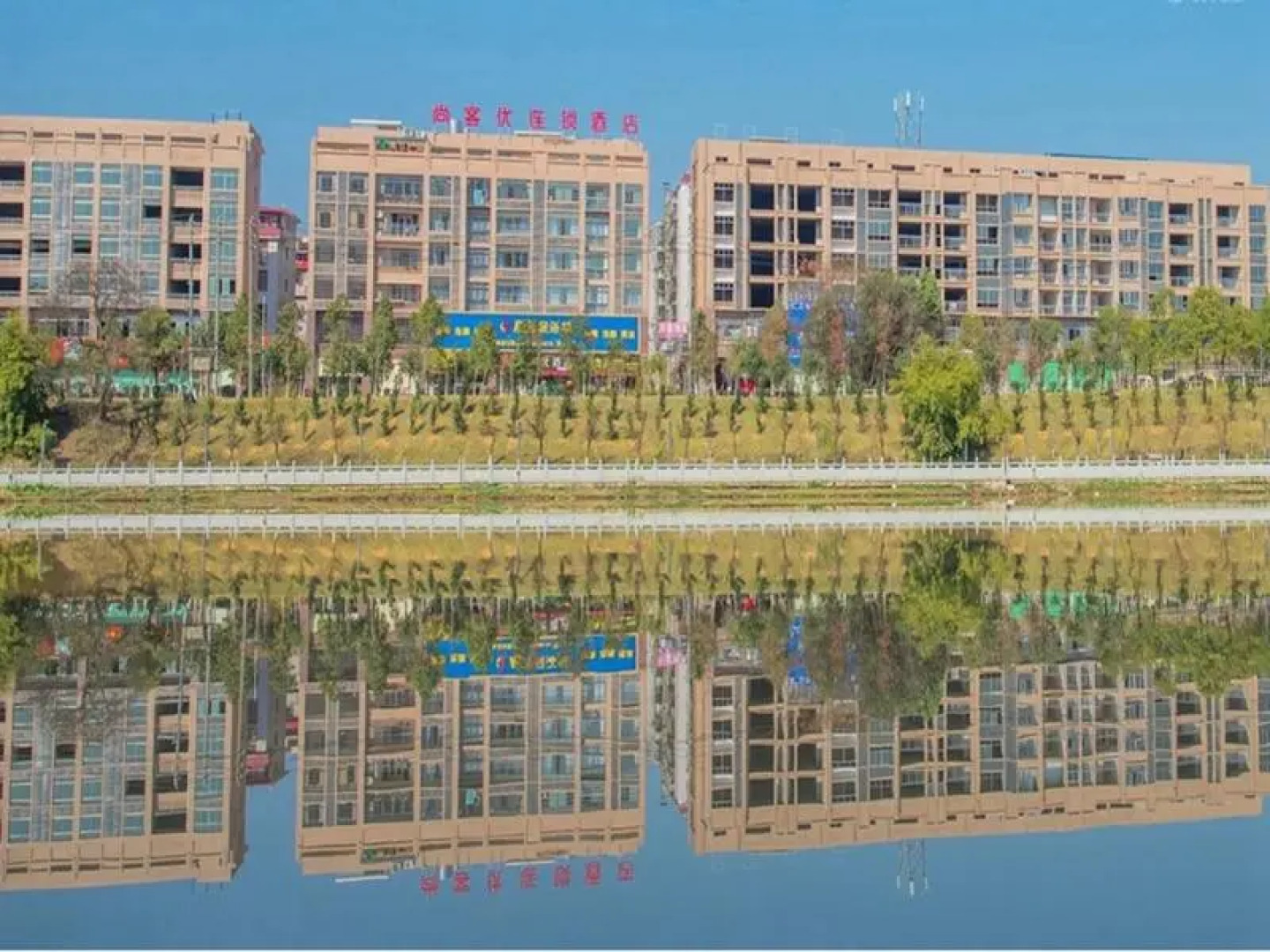 Thank Inn Hotel Jiangxi Ganzhou Huichang County Tongluowan Square