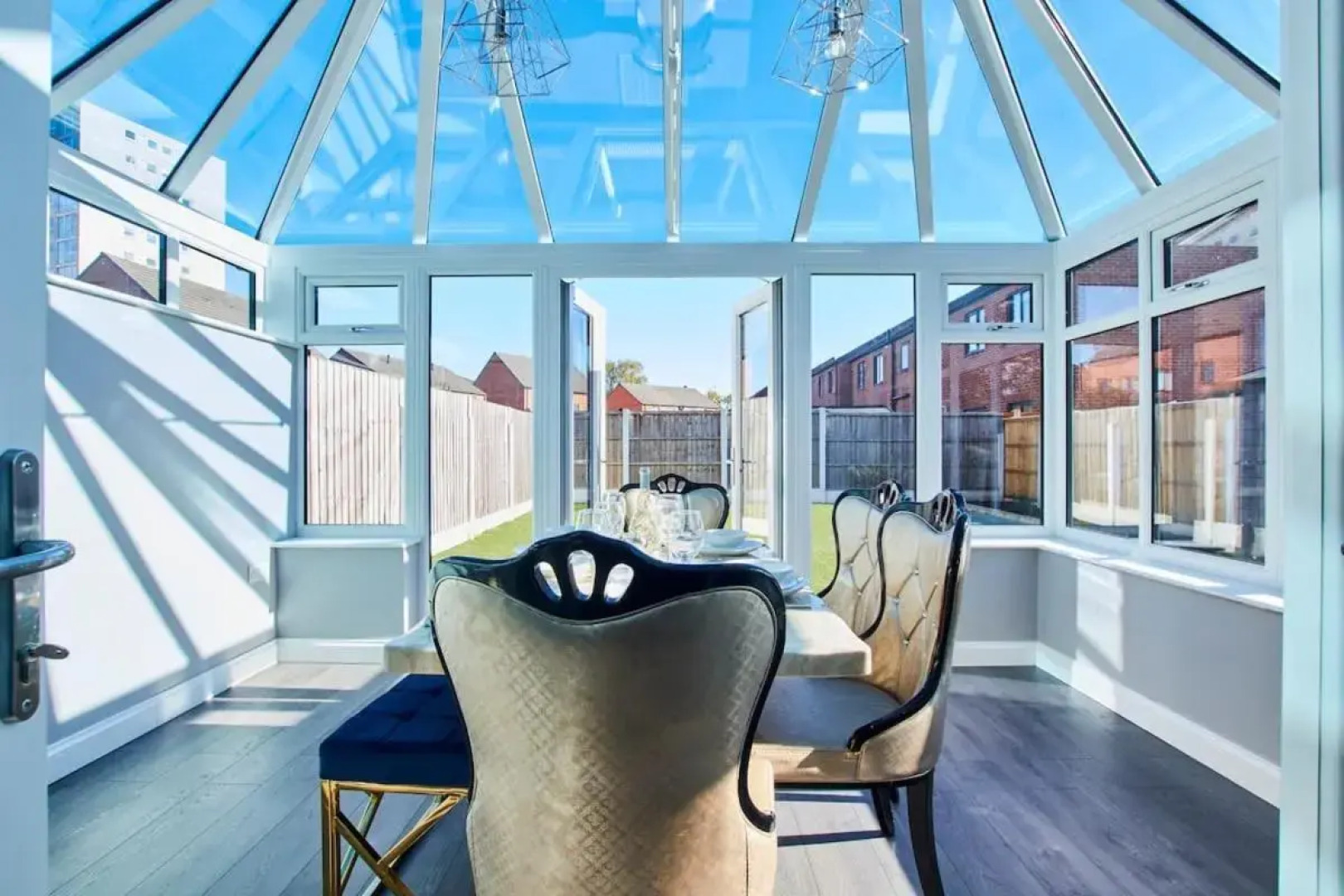 Stunning 4 Bedroom House - Parking And Garden