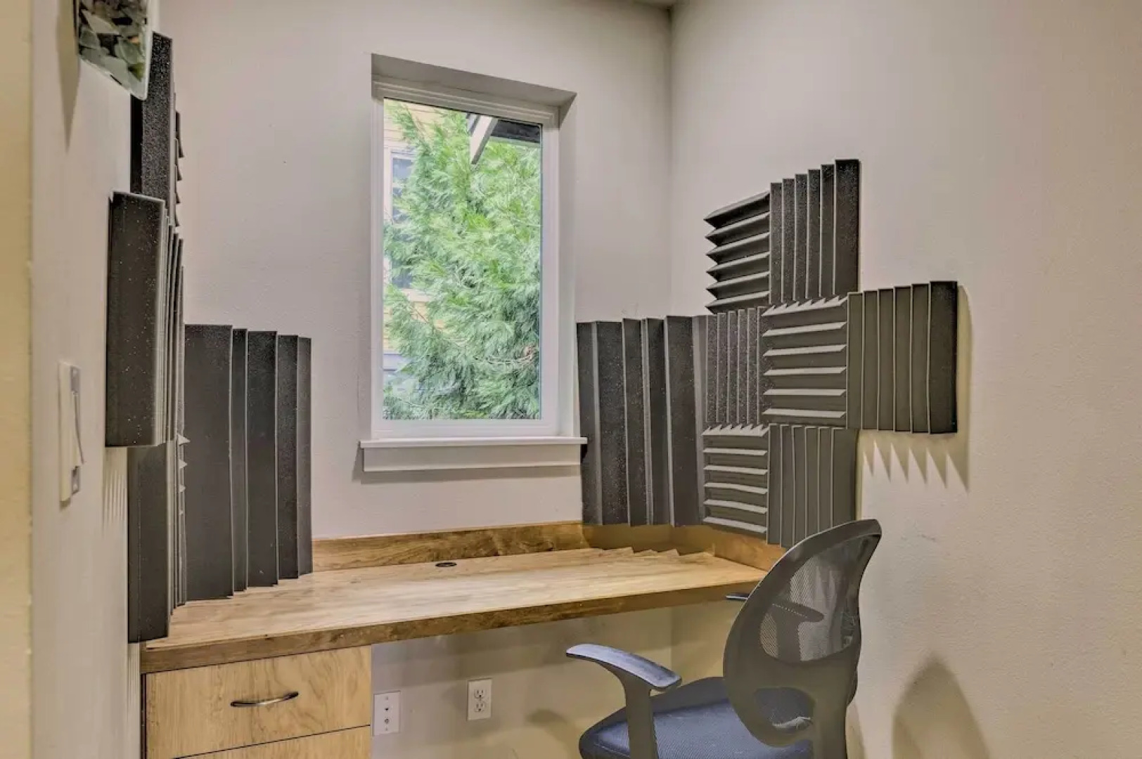 Quaint Issaquah Home - Walk to Shops & Dining