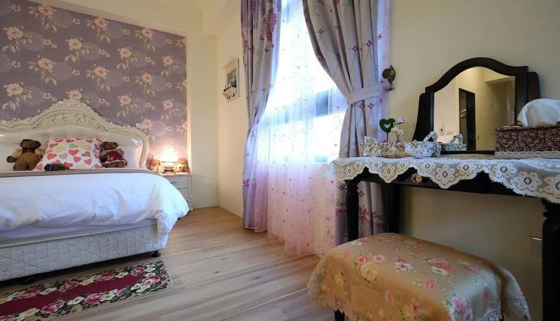 Textile Girl Romantic Homestay