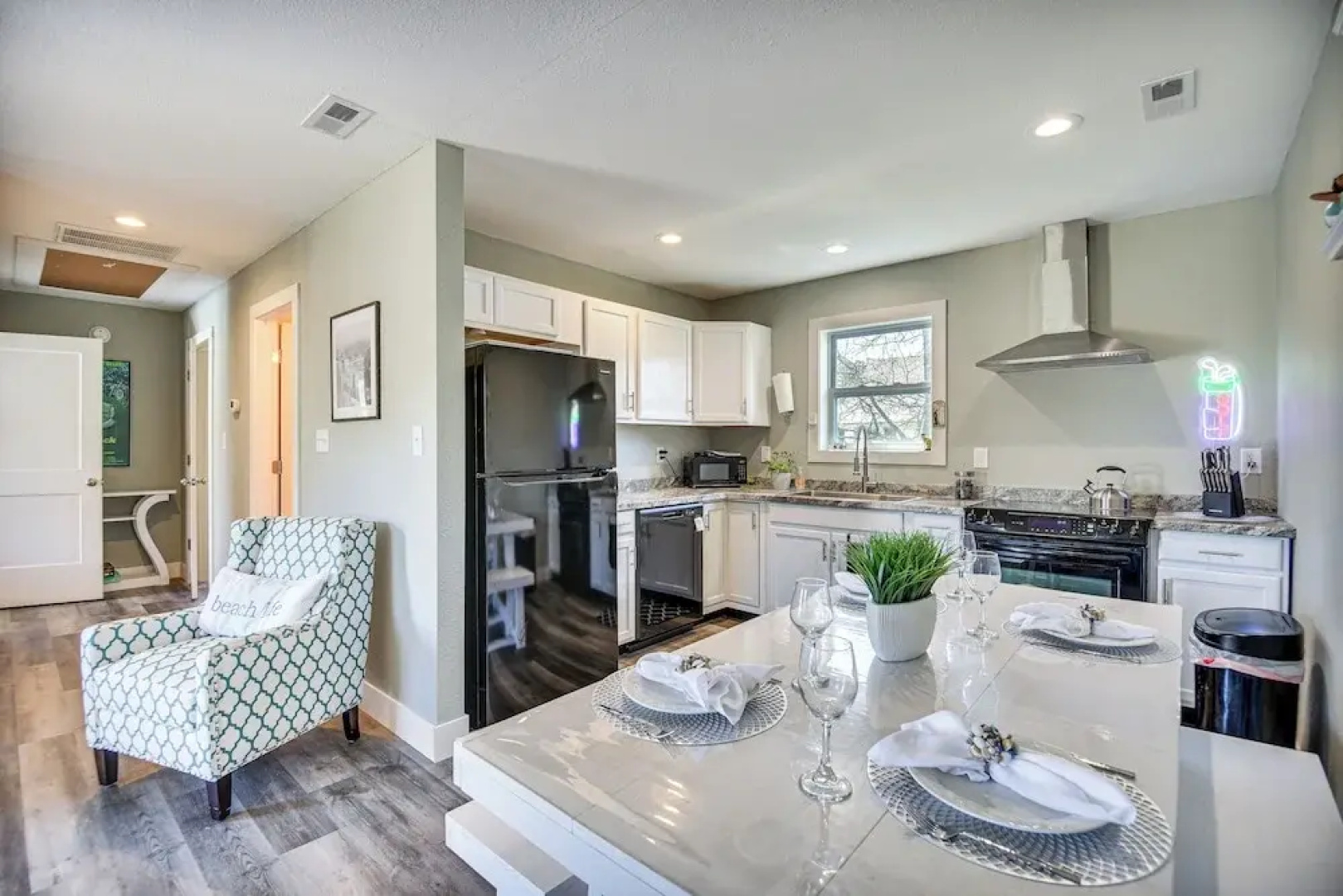 Kitty Hawk Apartment w/ Hot Tub - 1 Mi to Beach!