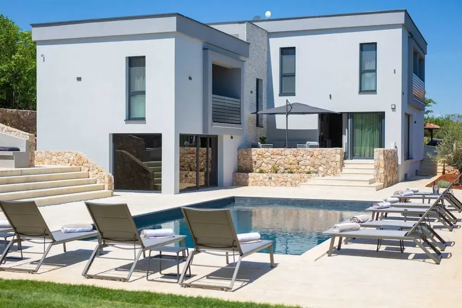 Villa Astrum With Heated Pool Jacuzzi and Sauna