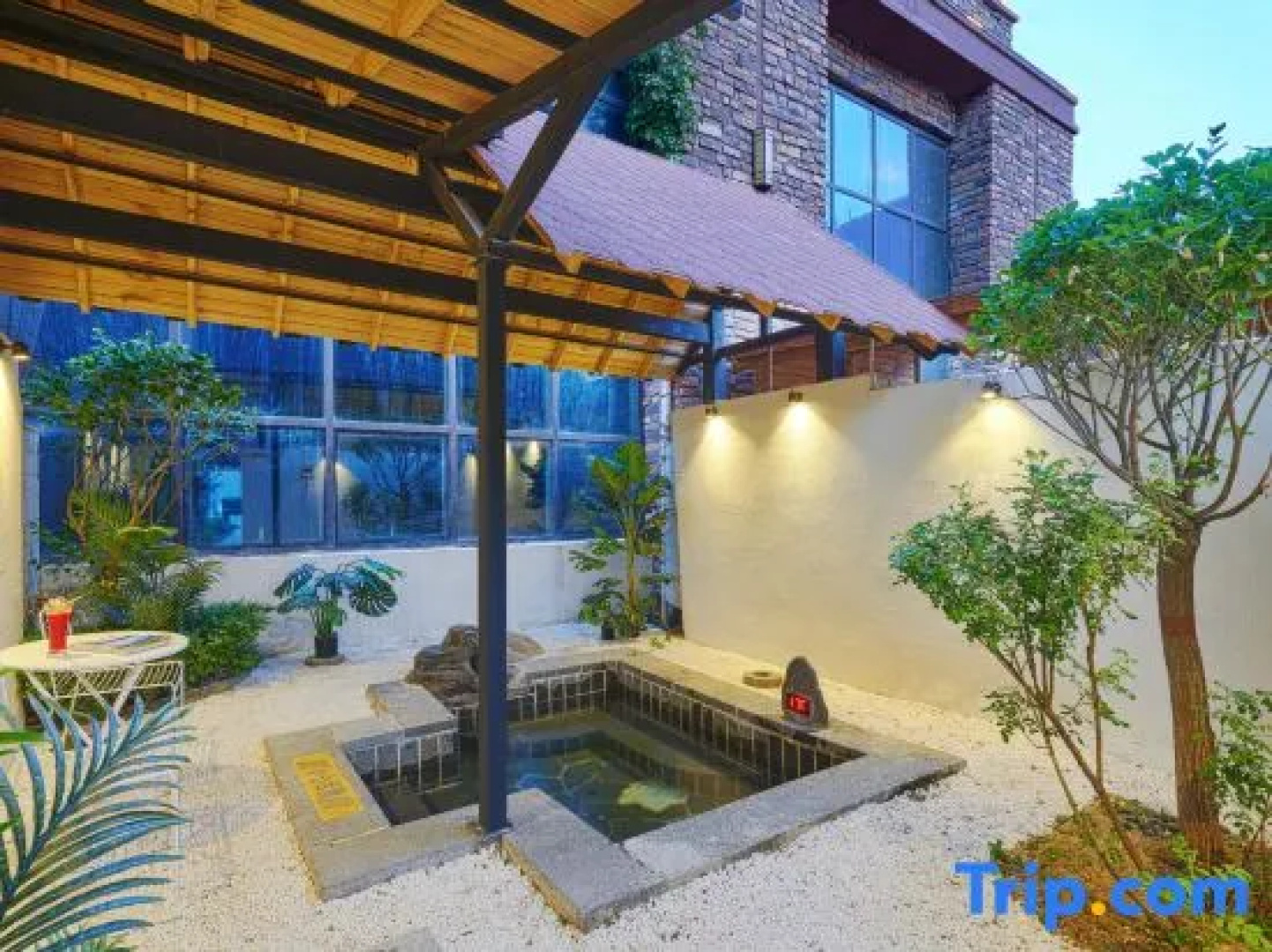 Manpu Tianmu Yangyan Hot Spring Hotel (Zhenbeibao Western Studios See Helan Performing Arts Town)