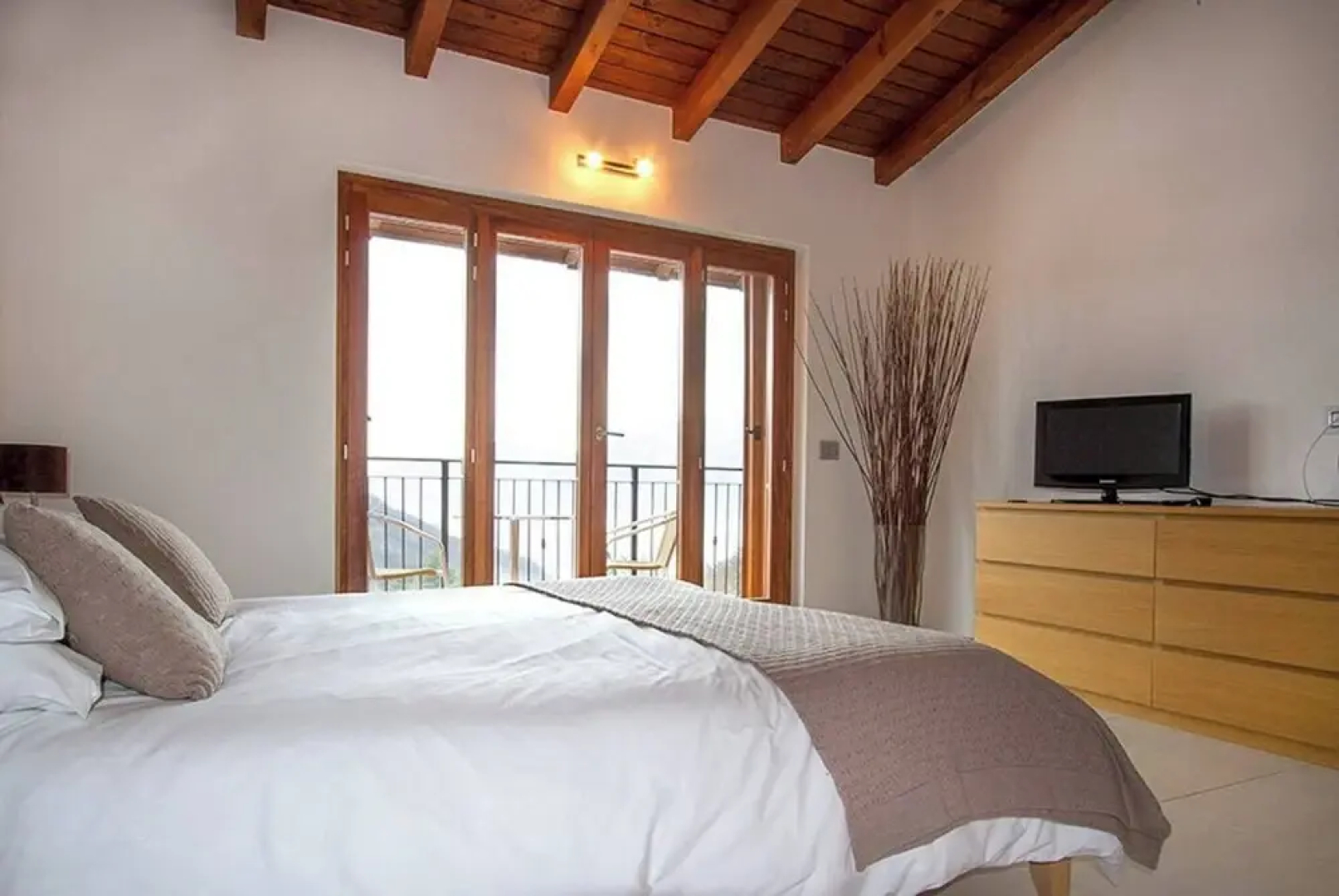 Family Friendly Italian Lakes 3 Bedroom Villa With Wifi, Bbq, Lake Views, Games Console