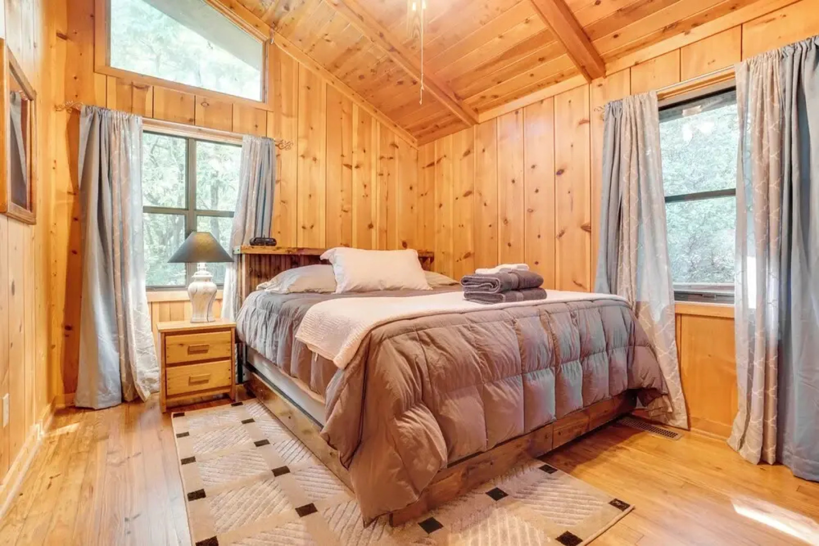 Private Hot Tub & Game Room: Cleveland Getaway