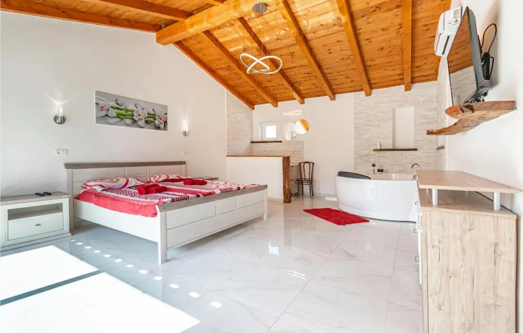 Stunning Home in Izola with Outdoor Swimming Pool, Hot Tub & 5 Bedrooms