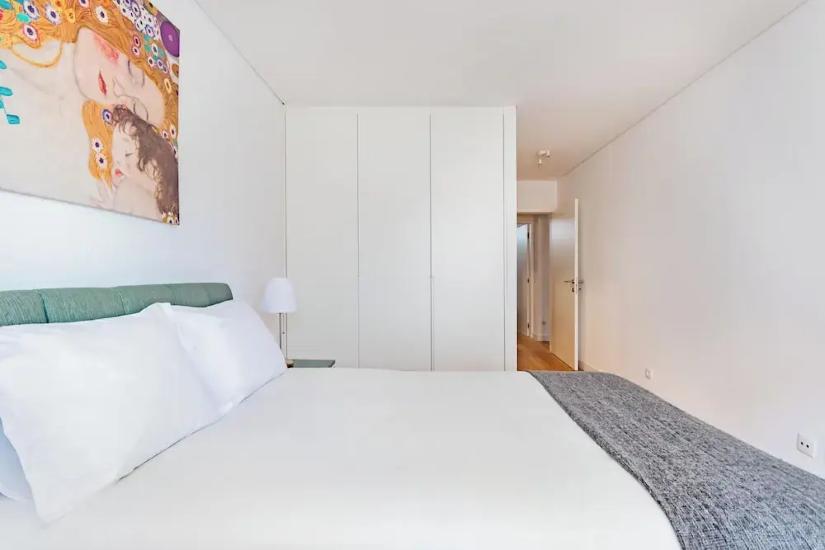 Oeiras Spacious and Coastal Flat