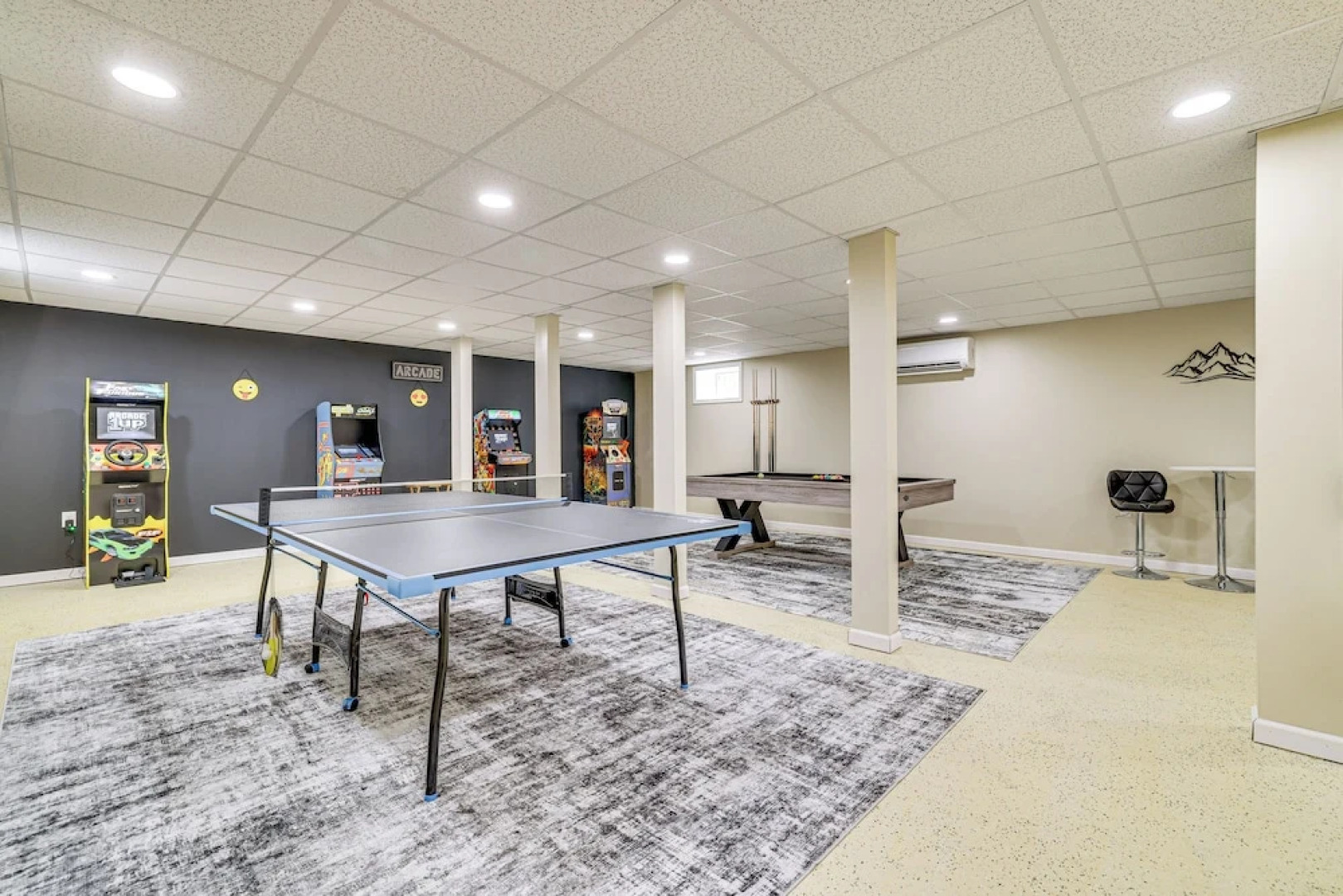 Hot Tub + Decks: Tree-lined Retreat in Pocono Lake