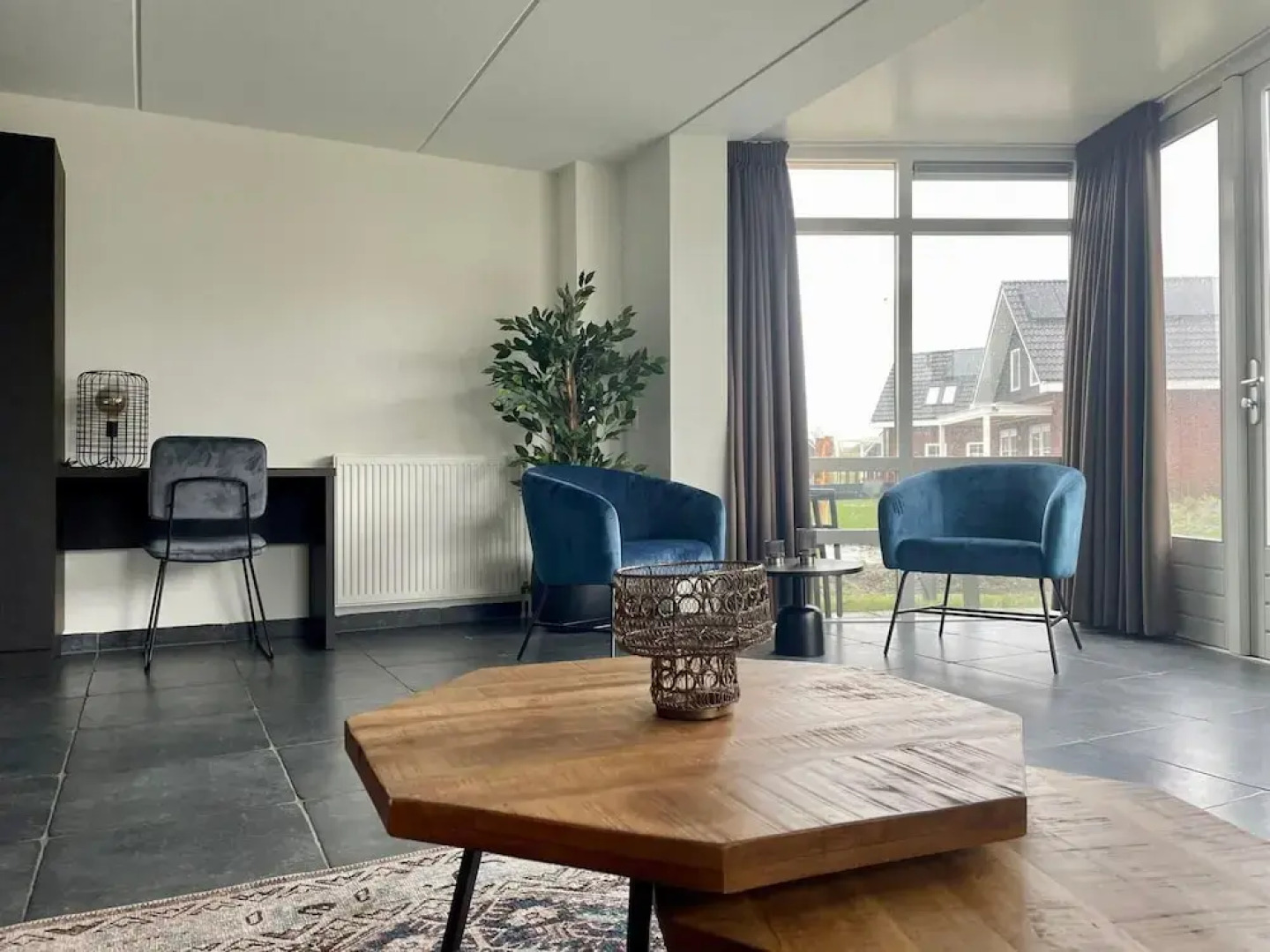 Spectacular Villa by the Lake