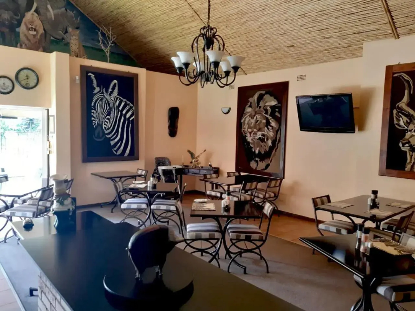 Ipe Tombe Guest Lodge