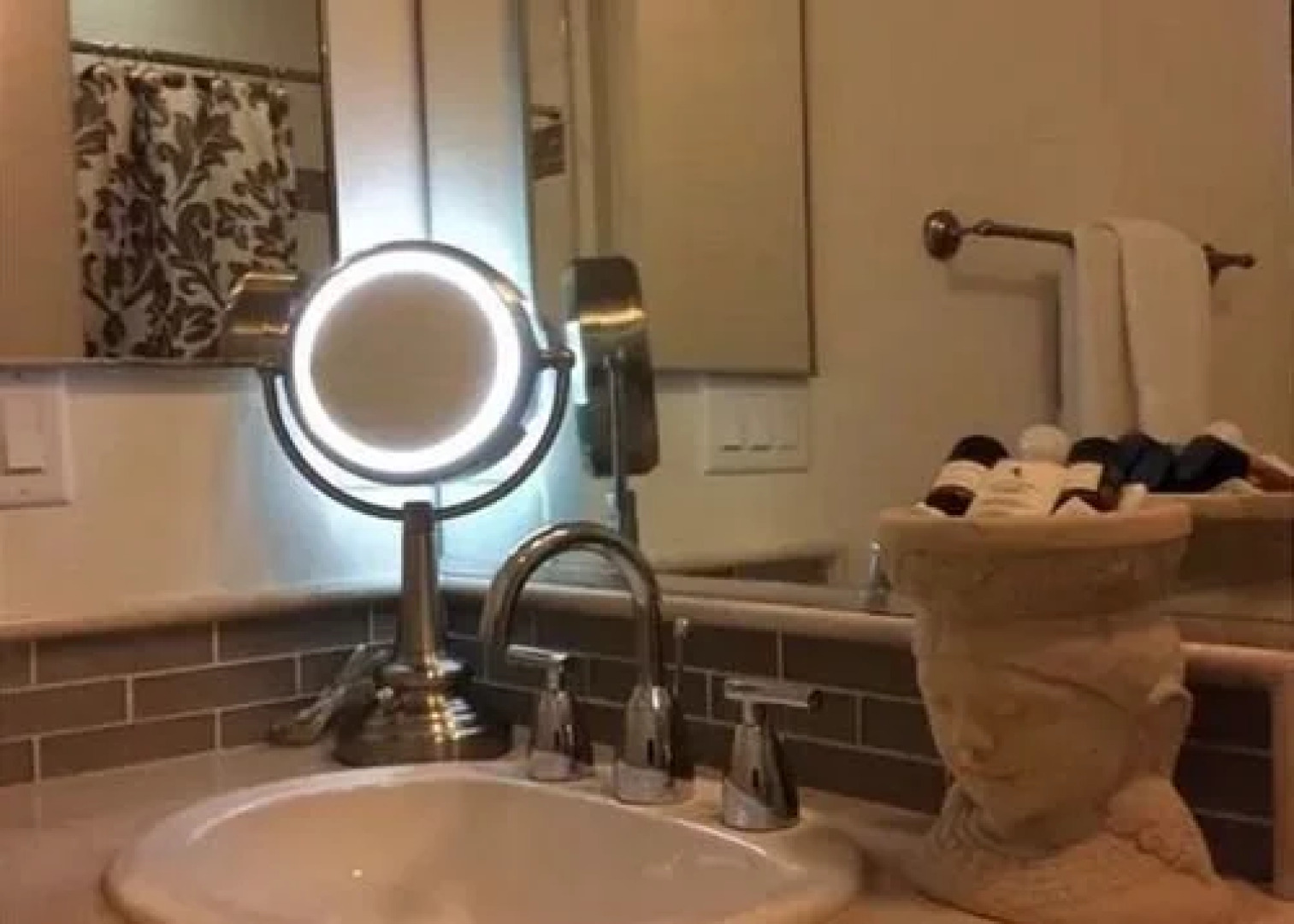 MDR Loft 1 Br condo by RedAwning