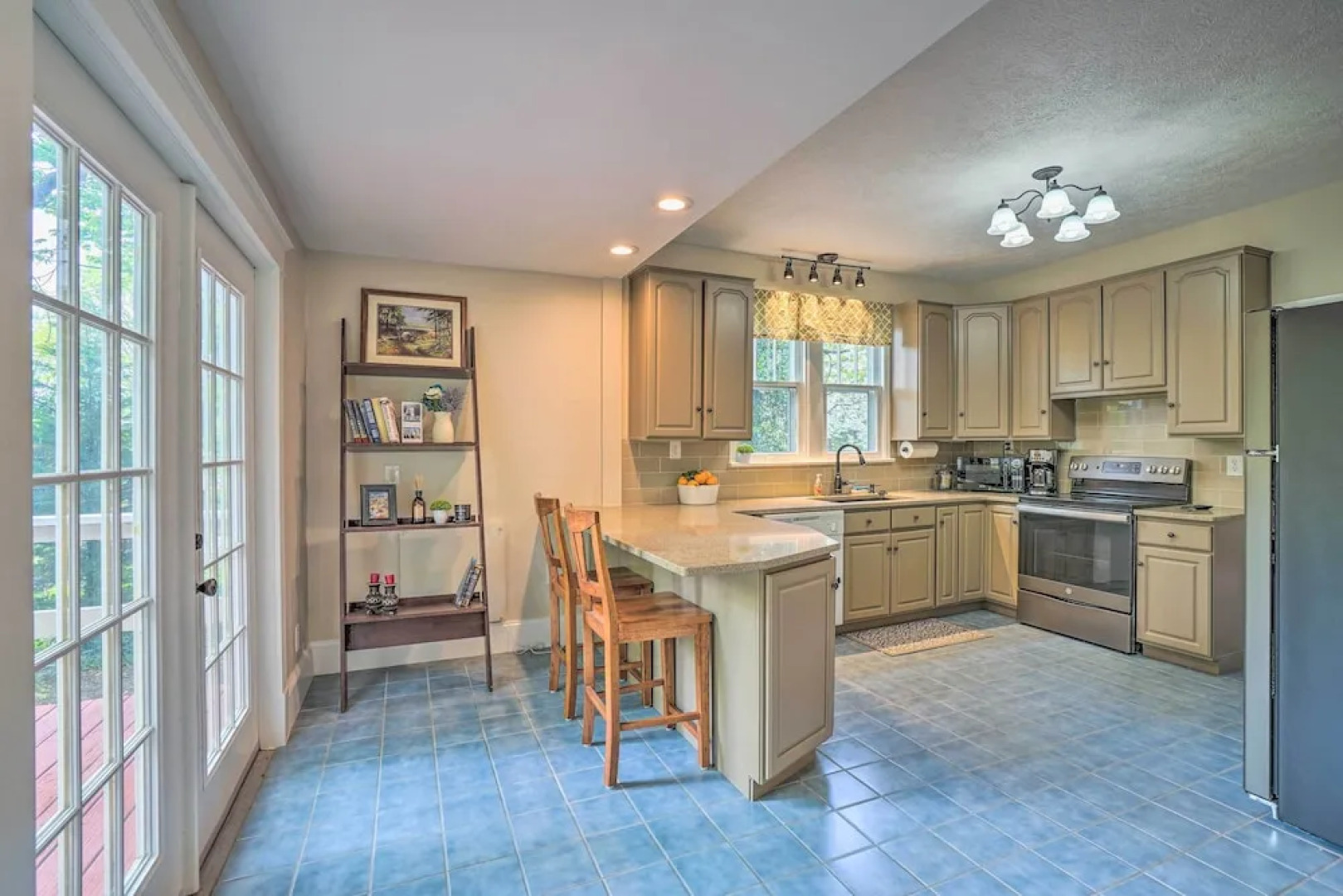 Elegant Charles Town Home: Grill, Walk Dtwn!