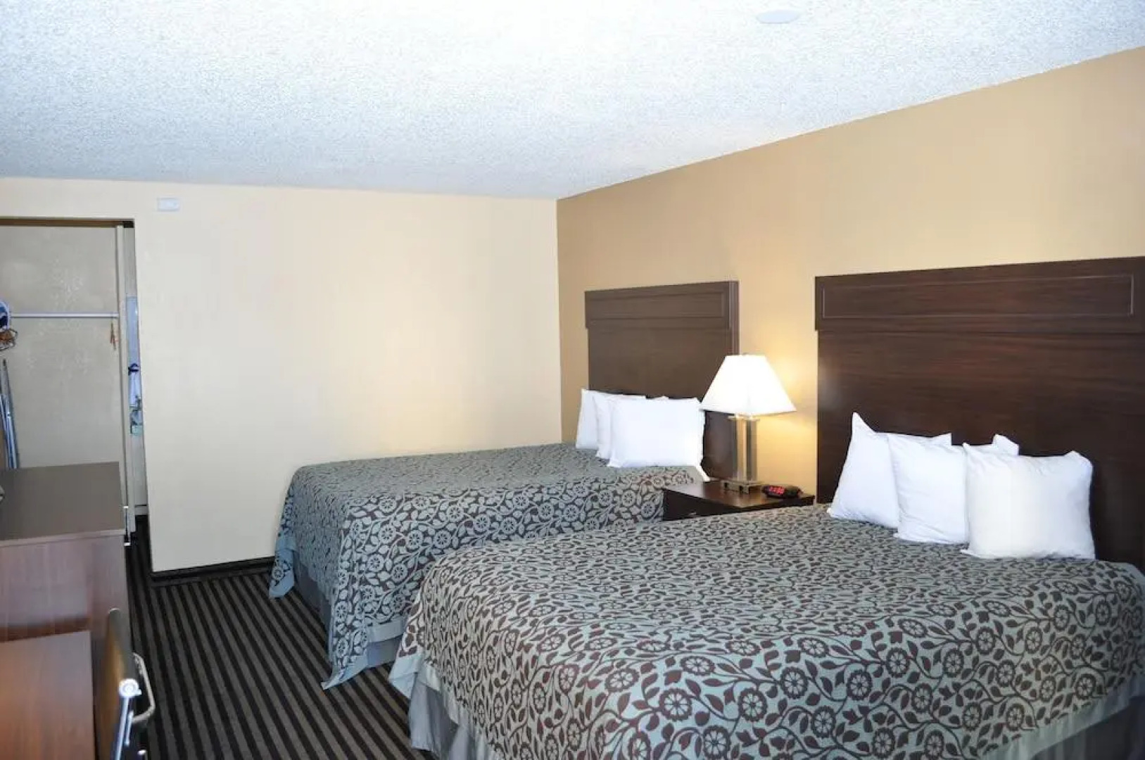 Evergreen Hotel & Suites