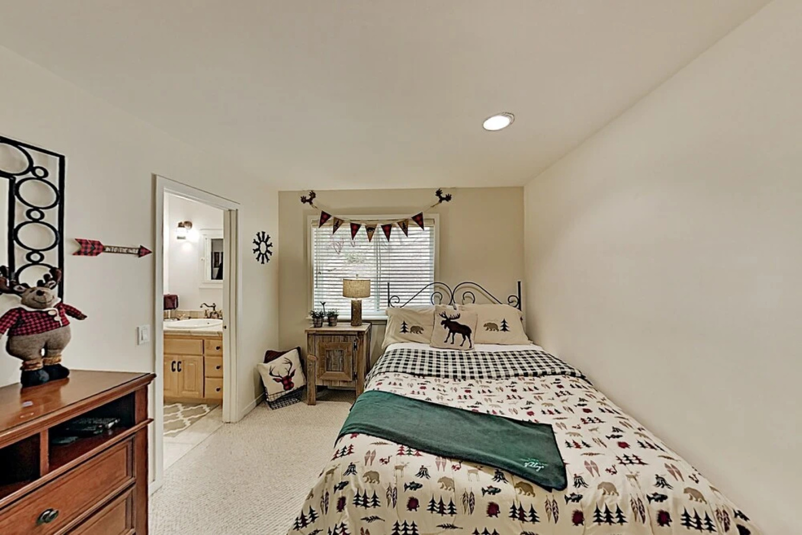 Bearfoot Lodge - Lake-view Escape W/ Private Decks 4 Bedroom Home