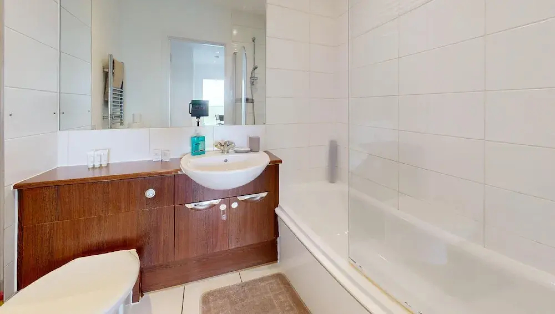 Basildon - 2 Bed Flat - Sleeps 5 - Near Station