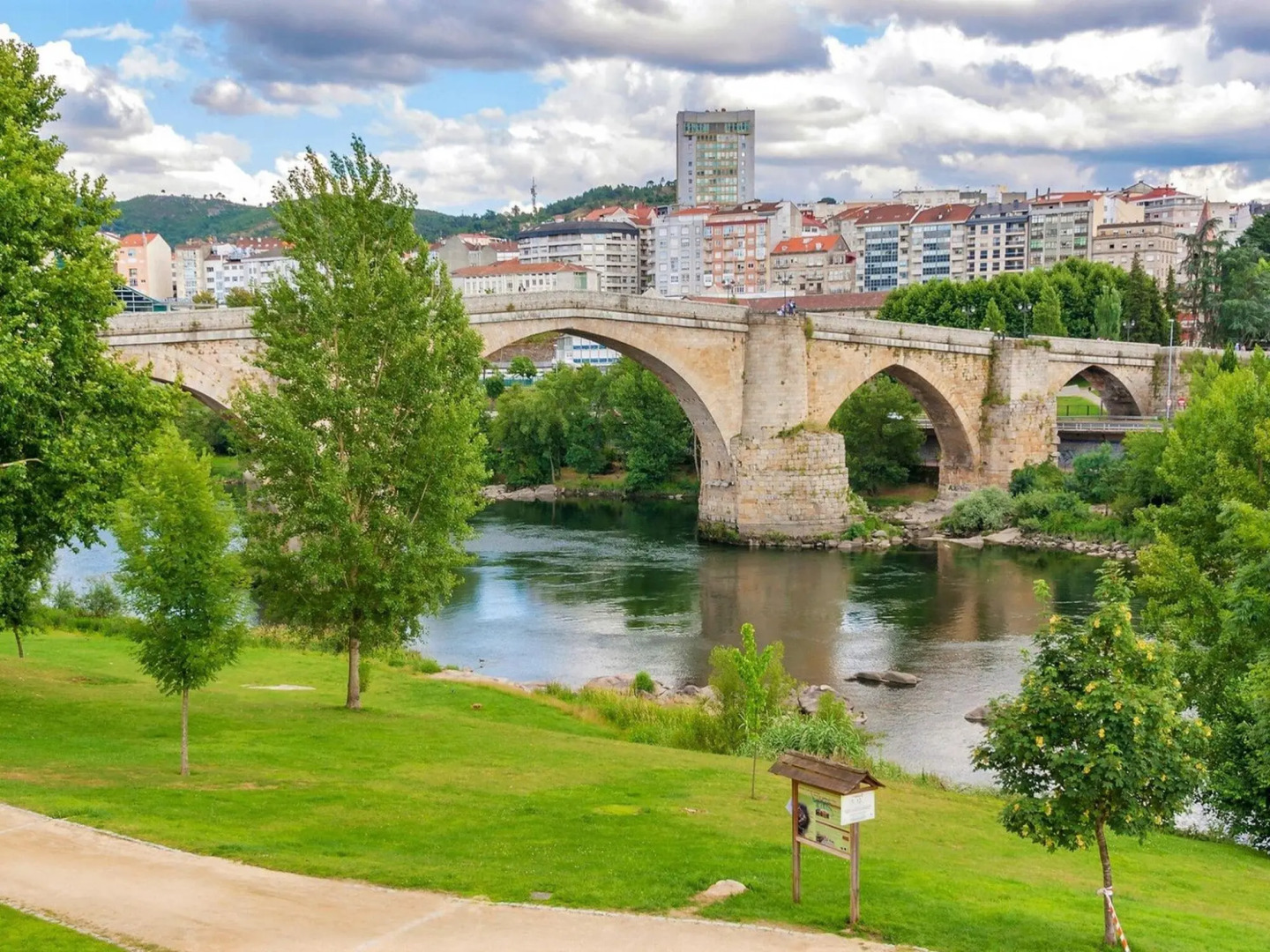 Welcoming Apartment in Ourense near Parque de San Lázaro