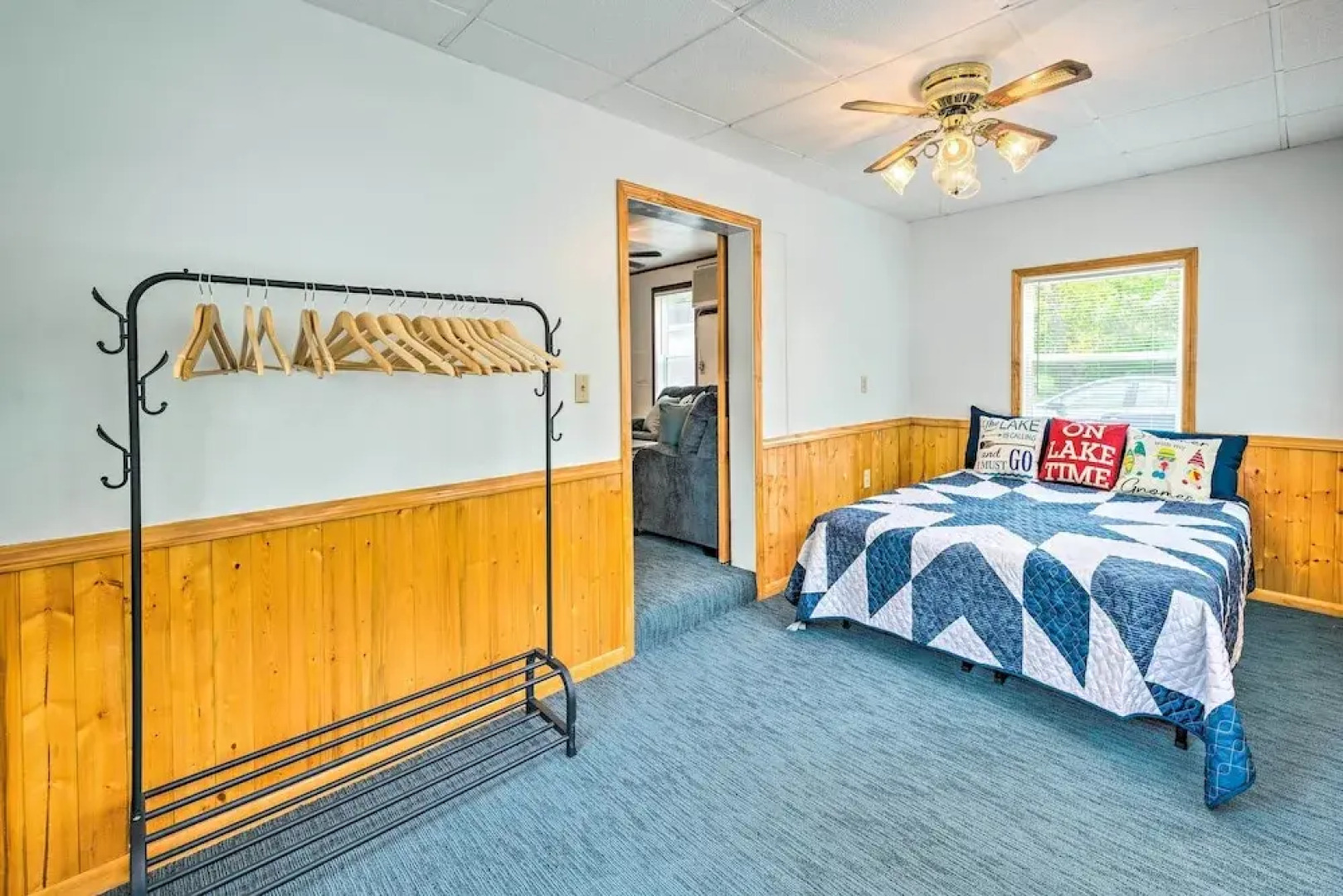 Historic Cabin Retreat: Steps to Okoboji Lake