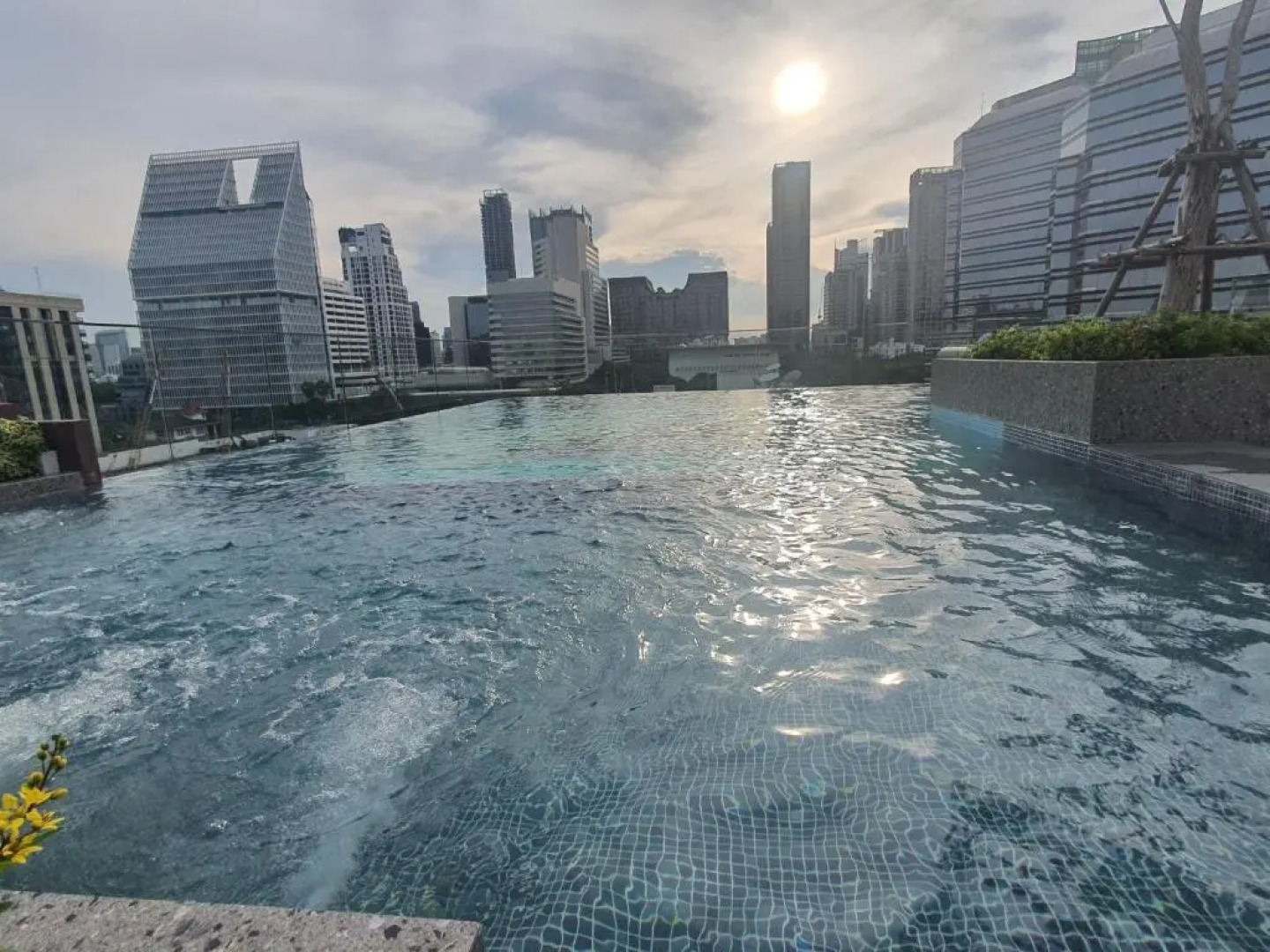 The Quart Ruamrudee by UHG