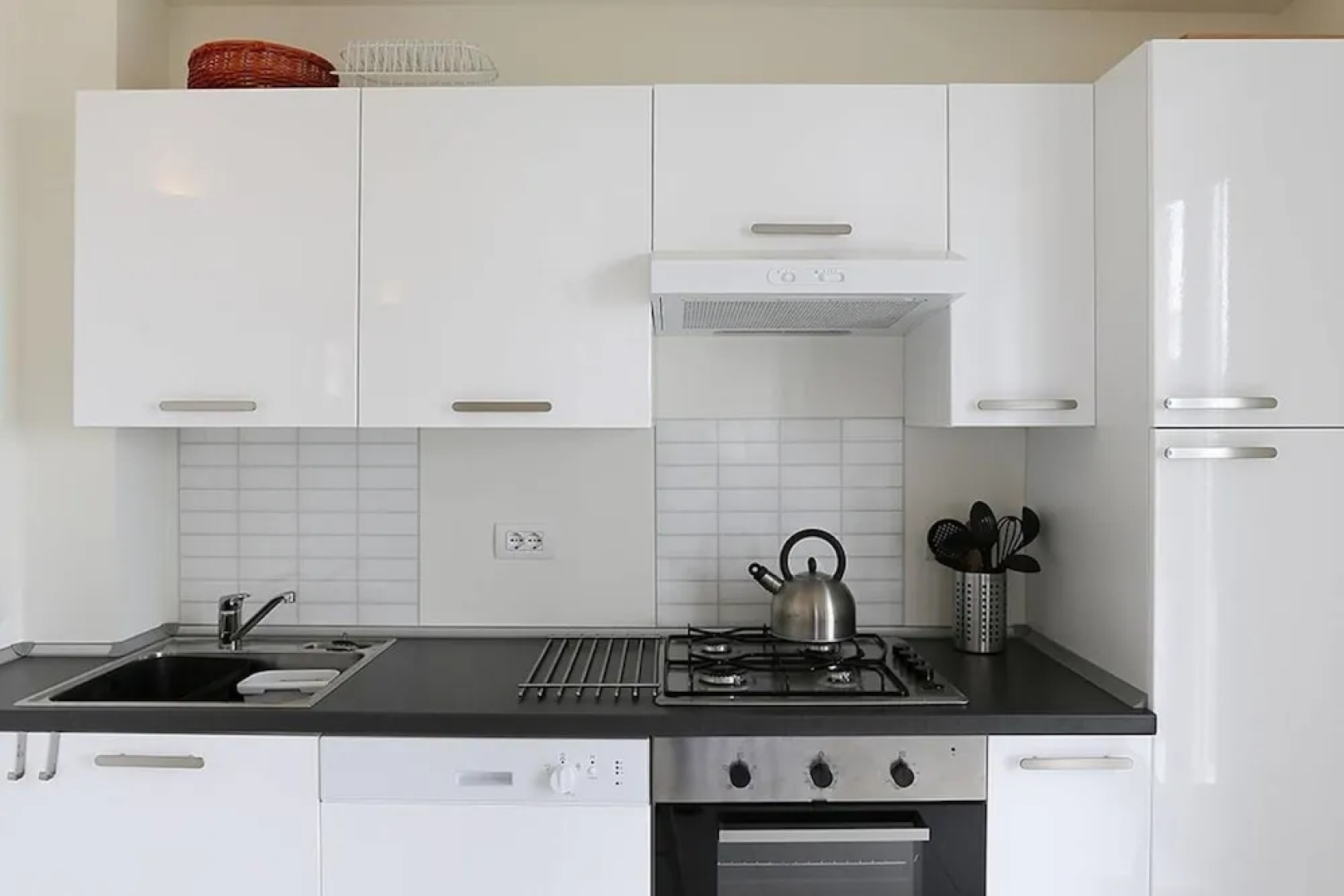 Italian Lakes 1 bed Apartment With Lake Views, Private Terrace, Wifi, Peaceful Location