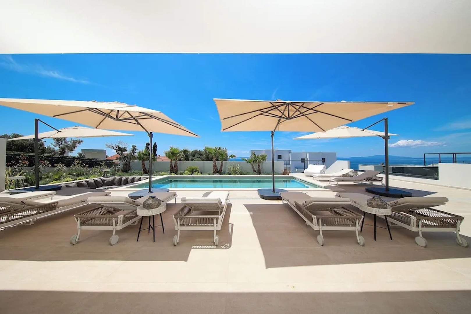 Luxury villa 360 - private heated pool