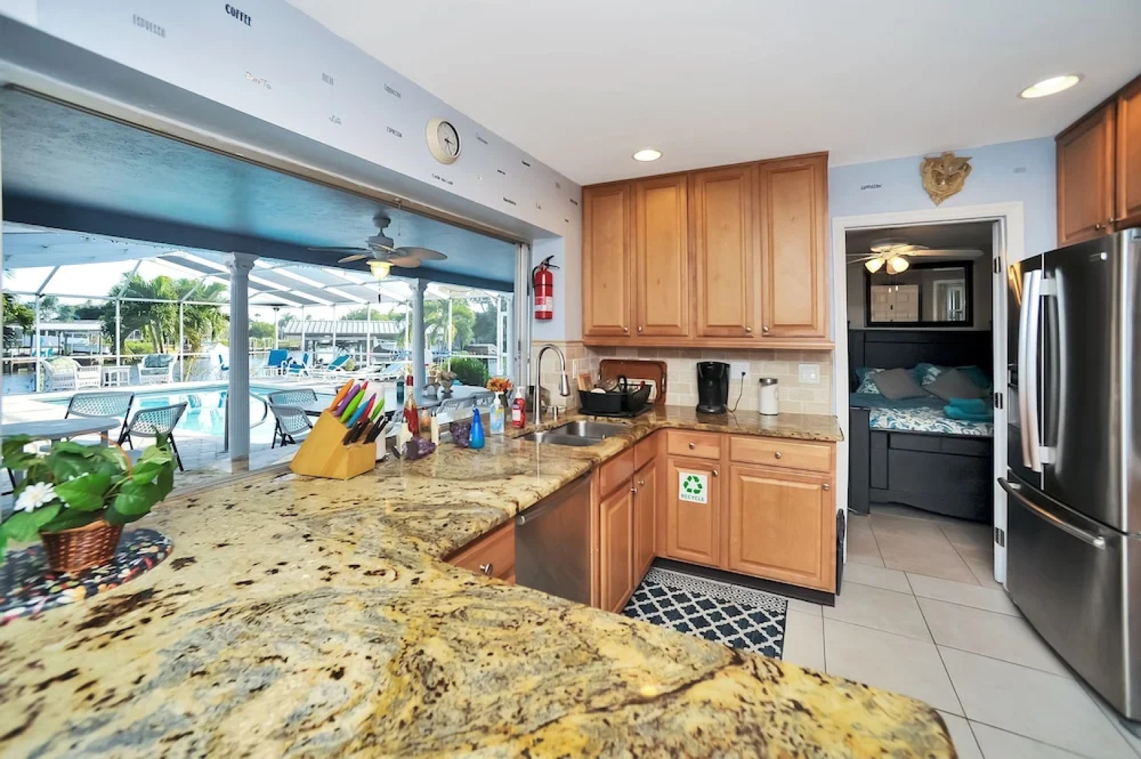 Apollo Beach W/ Pool, Room To Entertain, Pet Friendly! 6 Bedroom Home