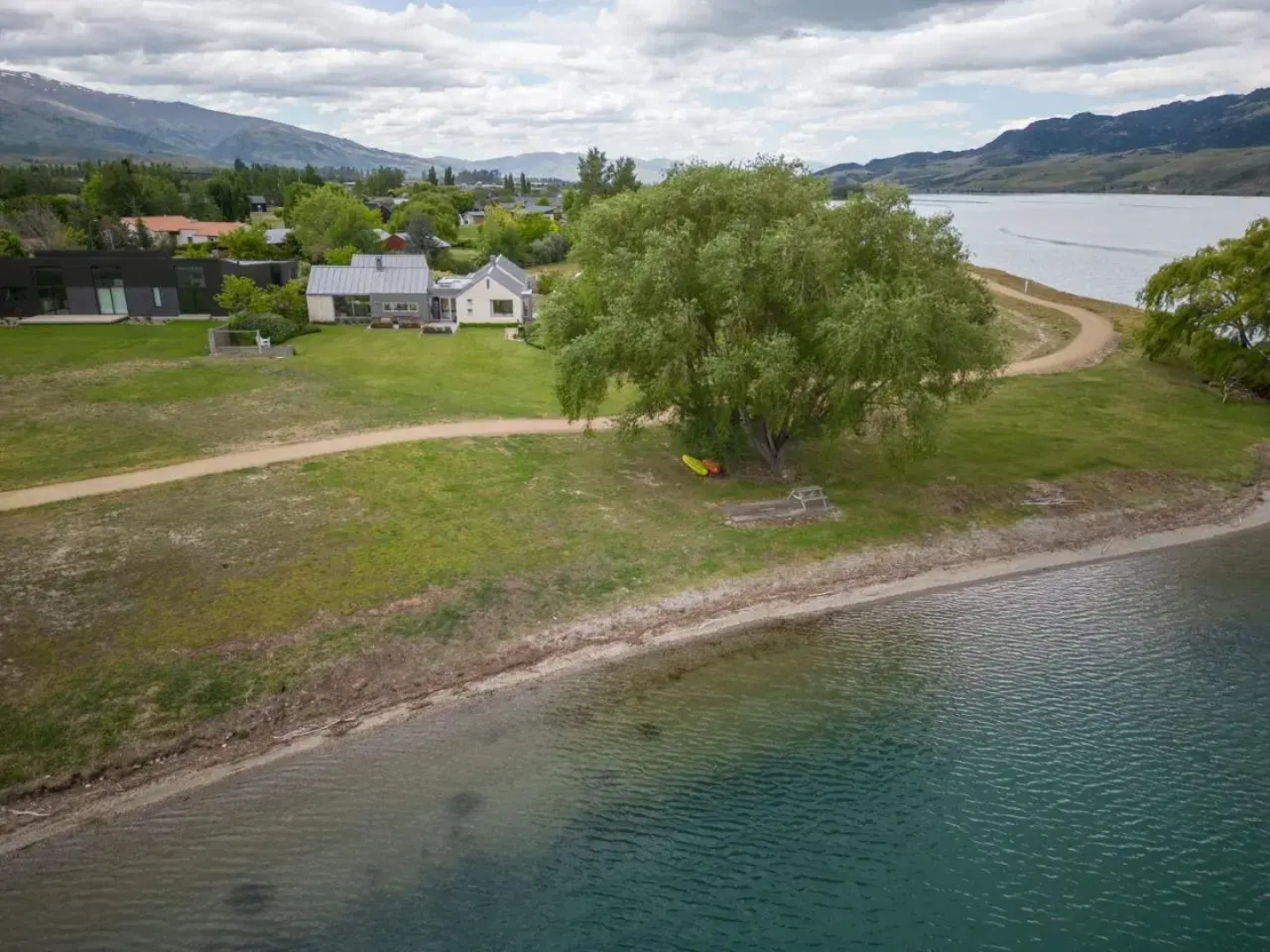 The Lakehouse - Cromwell Holiday Home