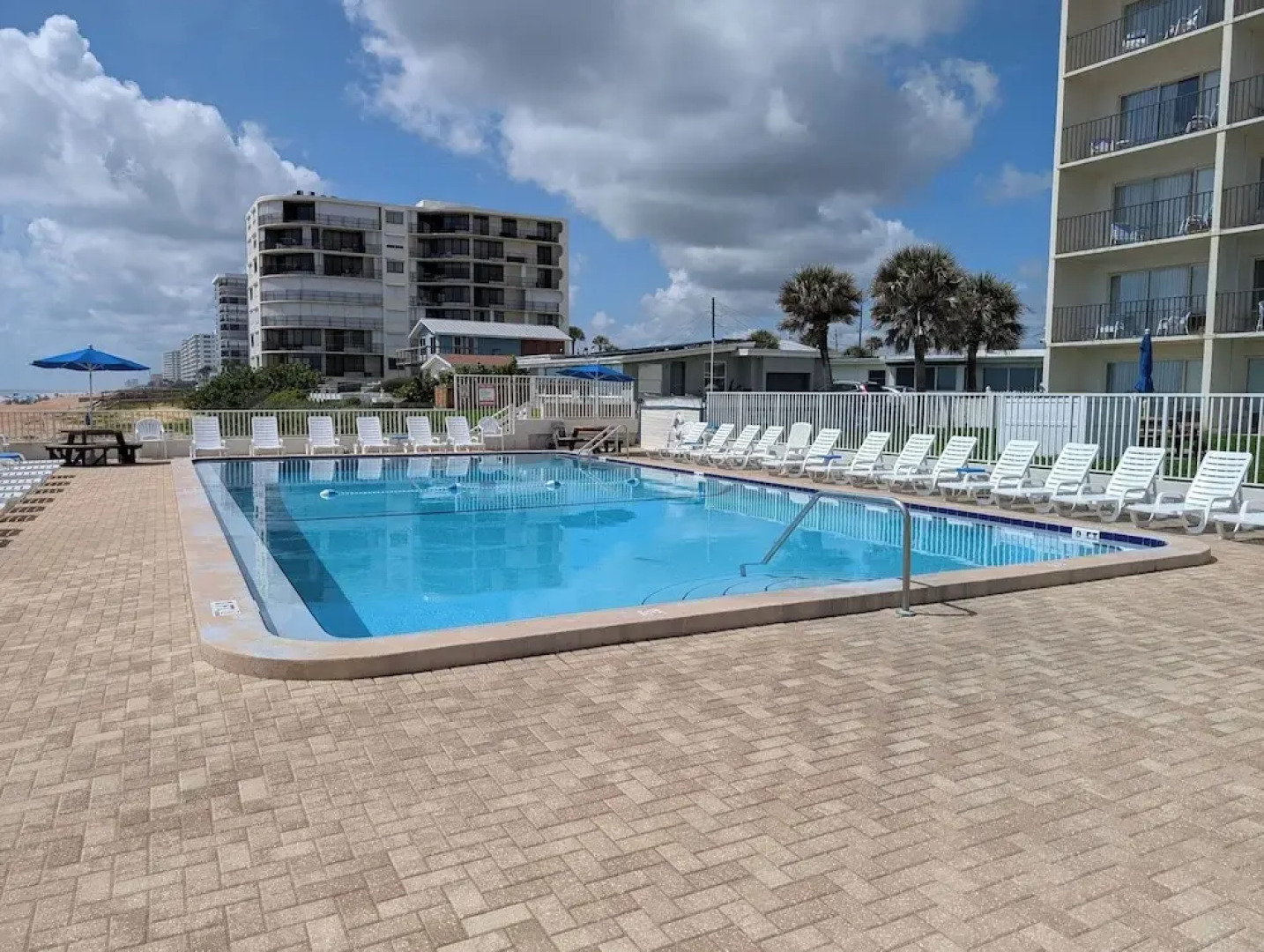 Traders Inn Beach Club