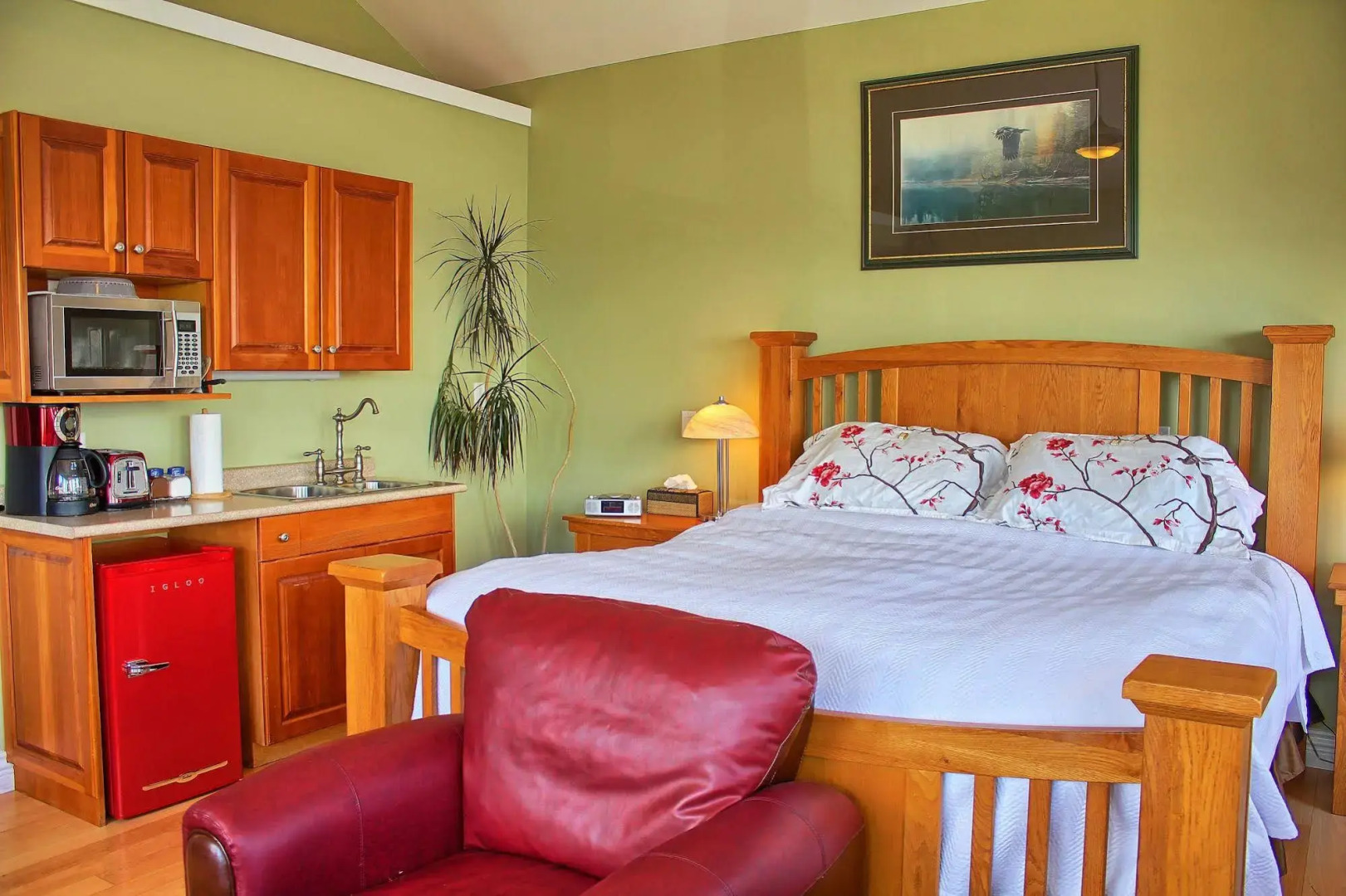 Birds of a Feather Victoria Oceanfront Studio Suites