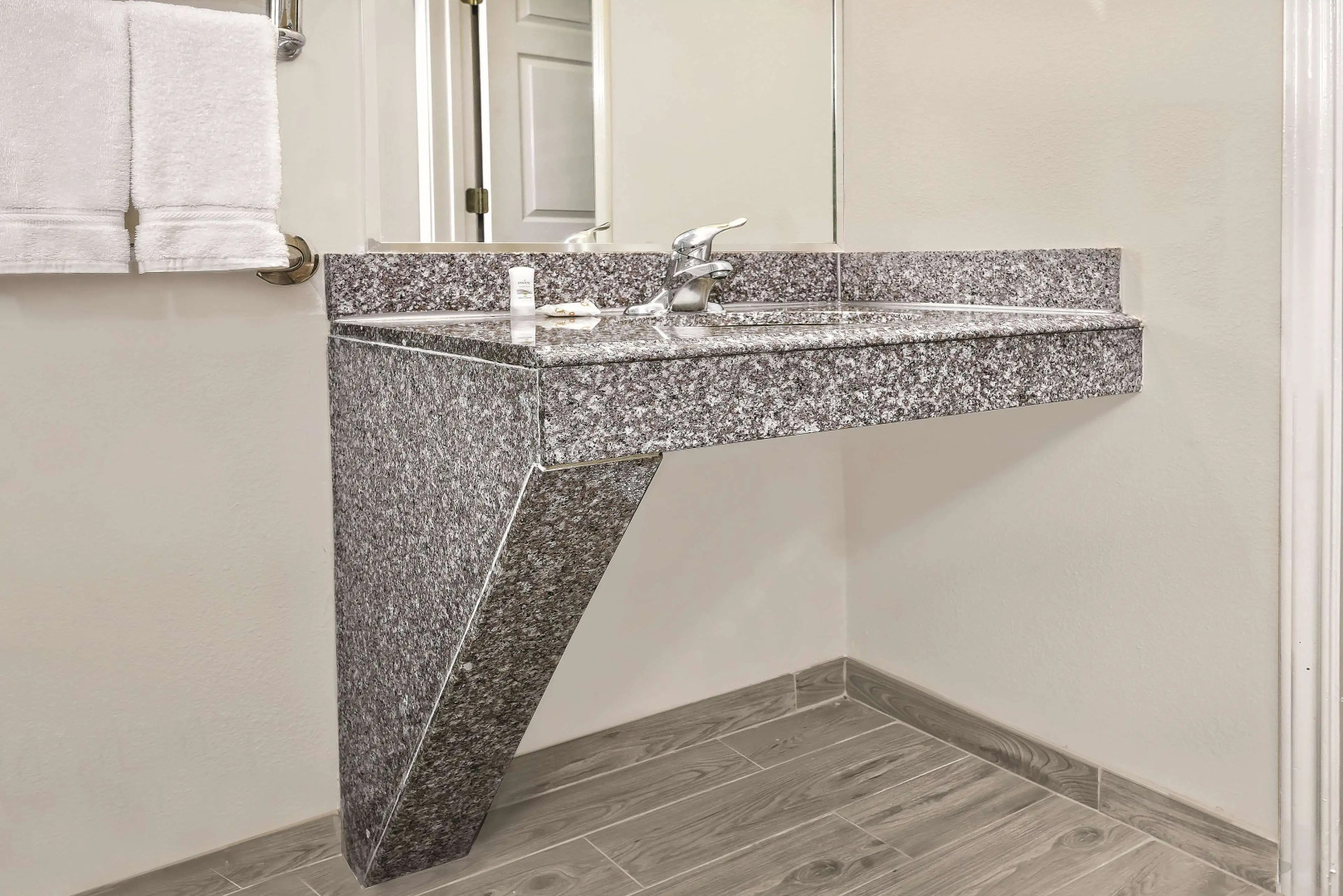 La Quinta Inn & Suites by Wyndham Mercedes Outlet Mall