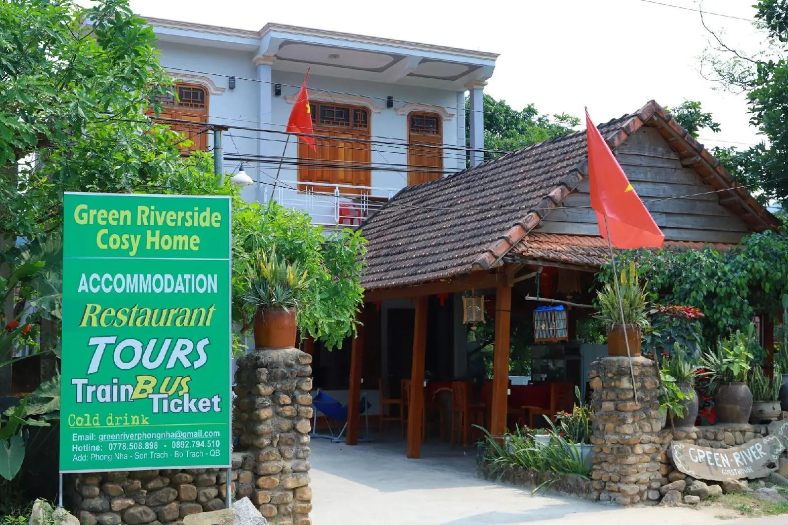 Green Riverside Cosy Home