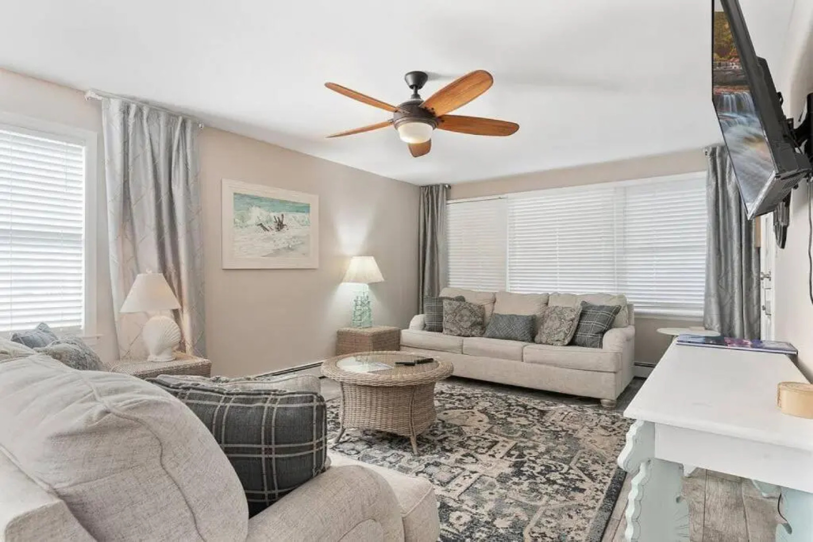 Bright Cozy 2 Blocks to the Beach Parking