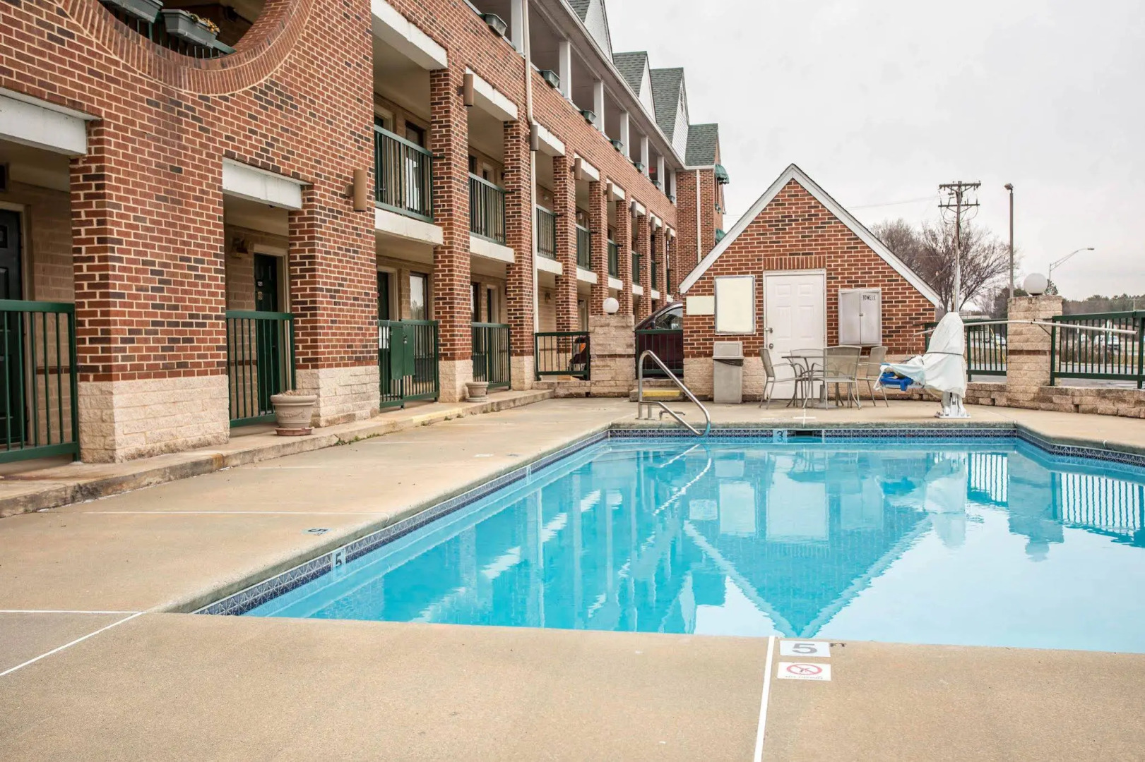 Red Roof Inn & Suites Cornelius – Lake Norman