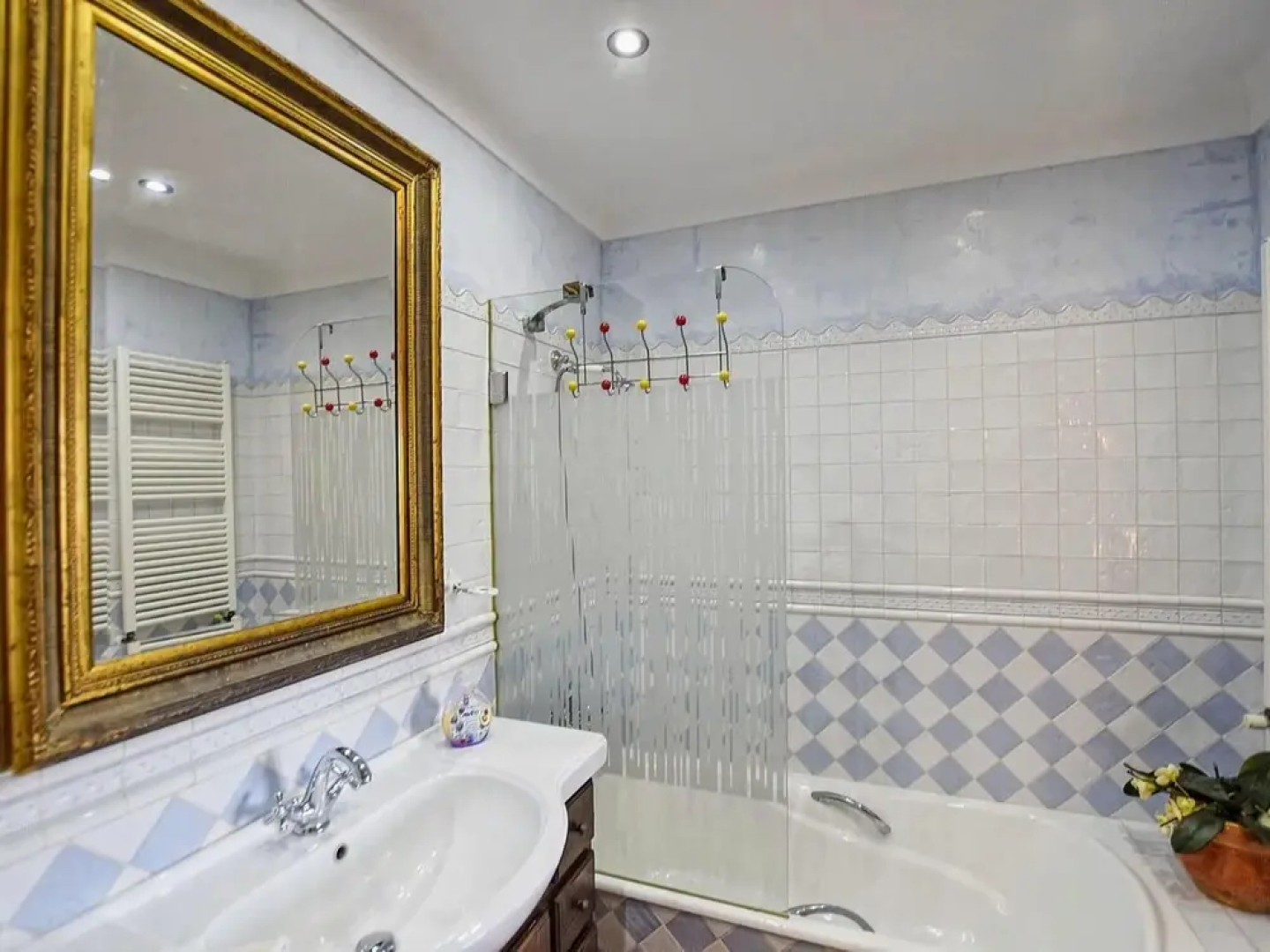 Luxurious Villa Perfect for Large Families, Near the Beach