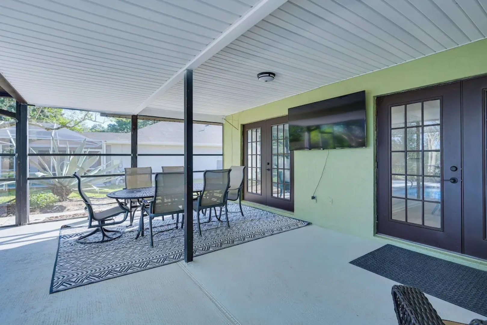 Spring Hill Home w/ Pool, BBQ Grill & Outdoor TV!