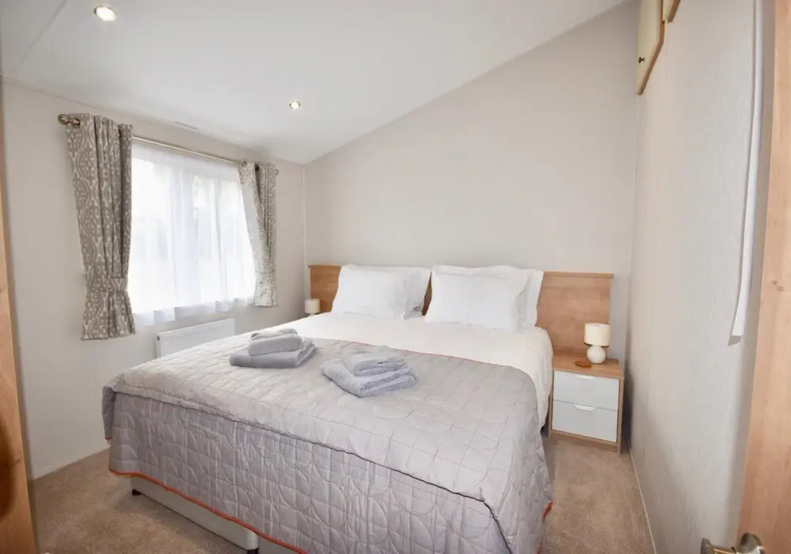 Bluebell is a Stunning Lake Side Lodge Sleeps 4 Close to Ryde