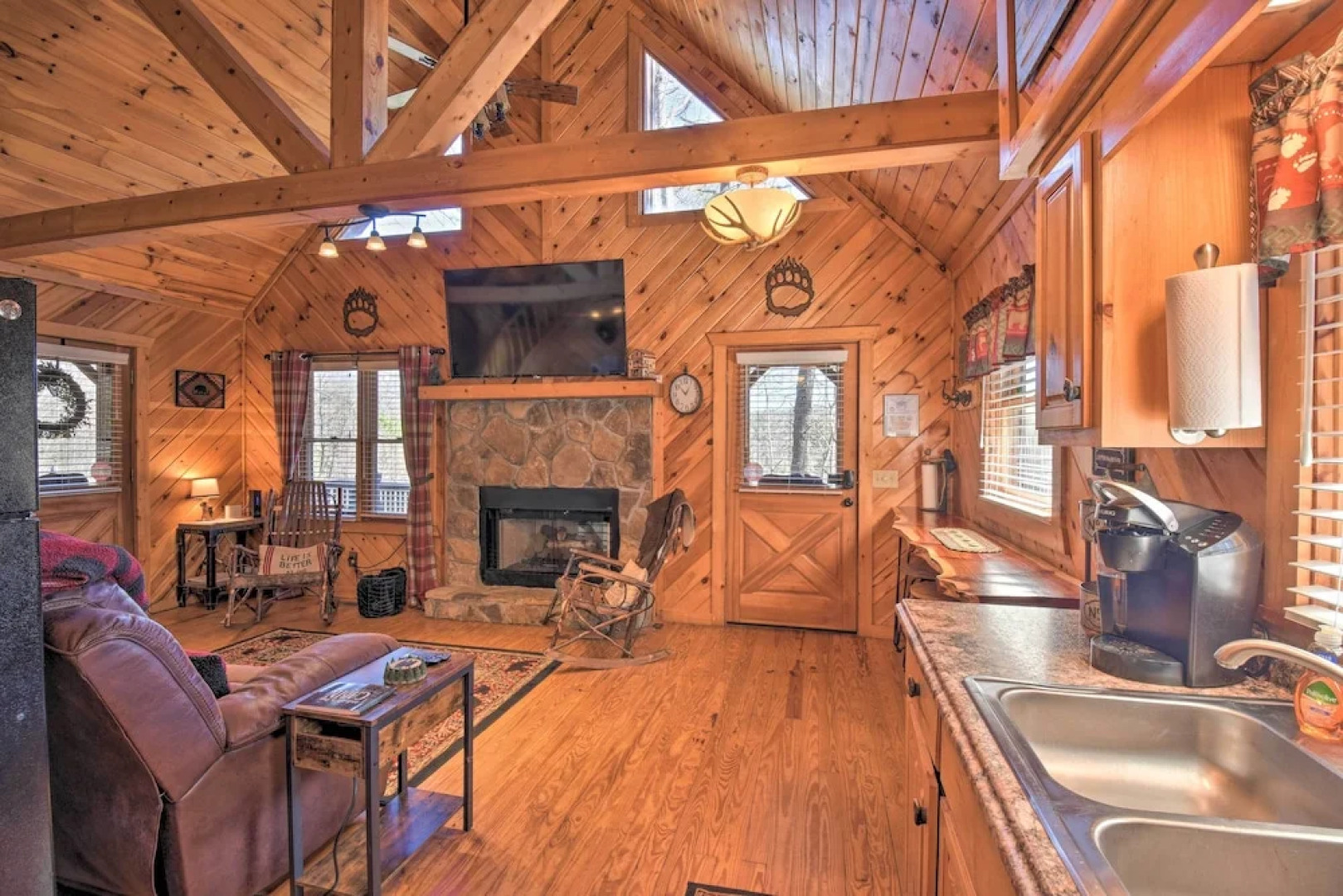 Helen Cabin w/ Deck & Hot Tub < 1/2 Mi to Main St