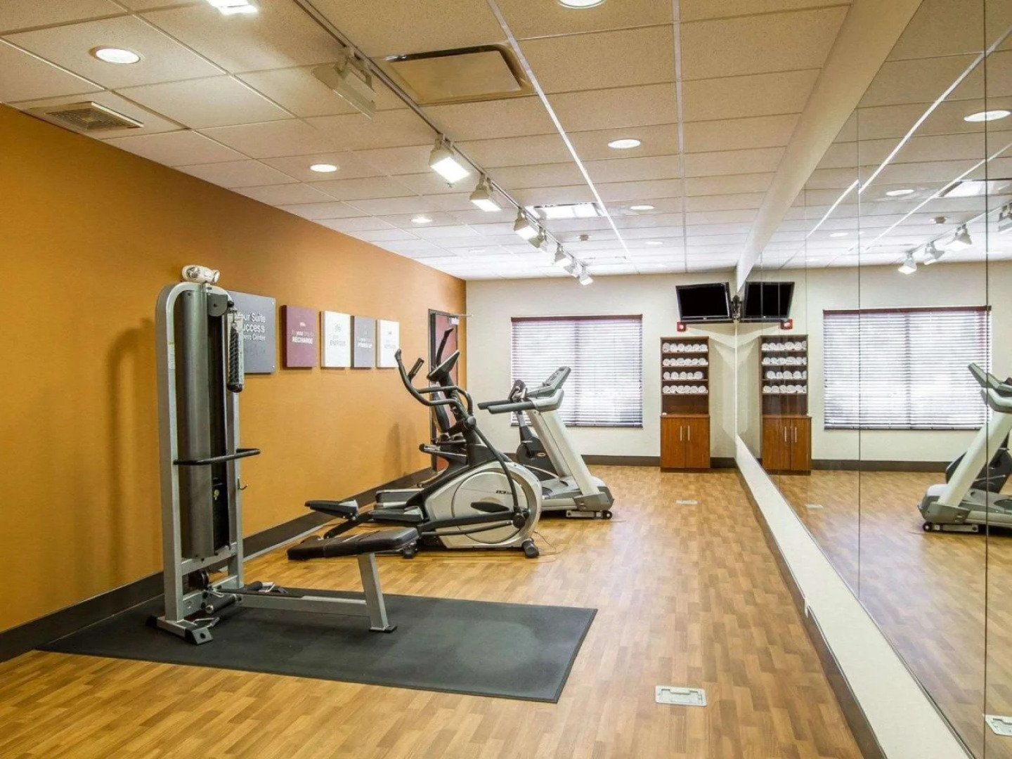 Comfort Suites Glendale - State Farm Stadium Area