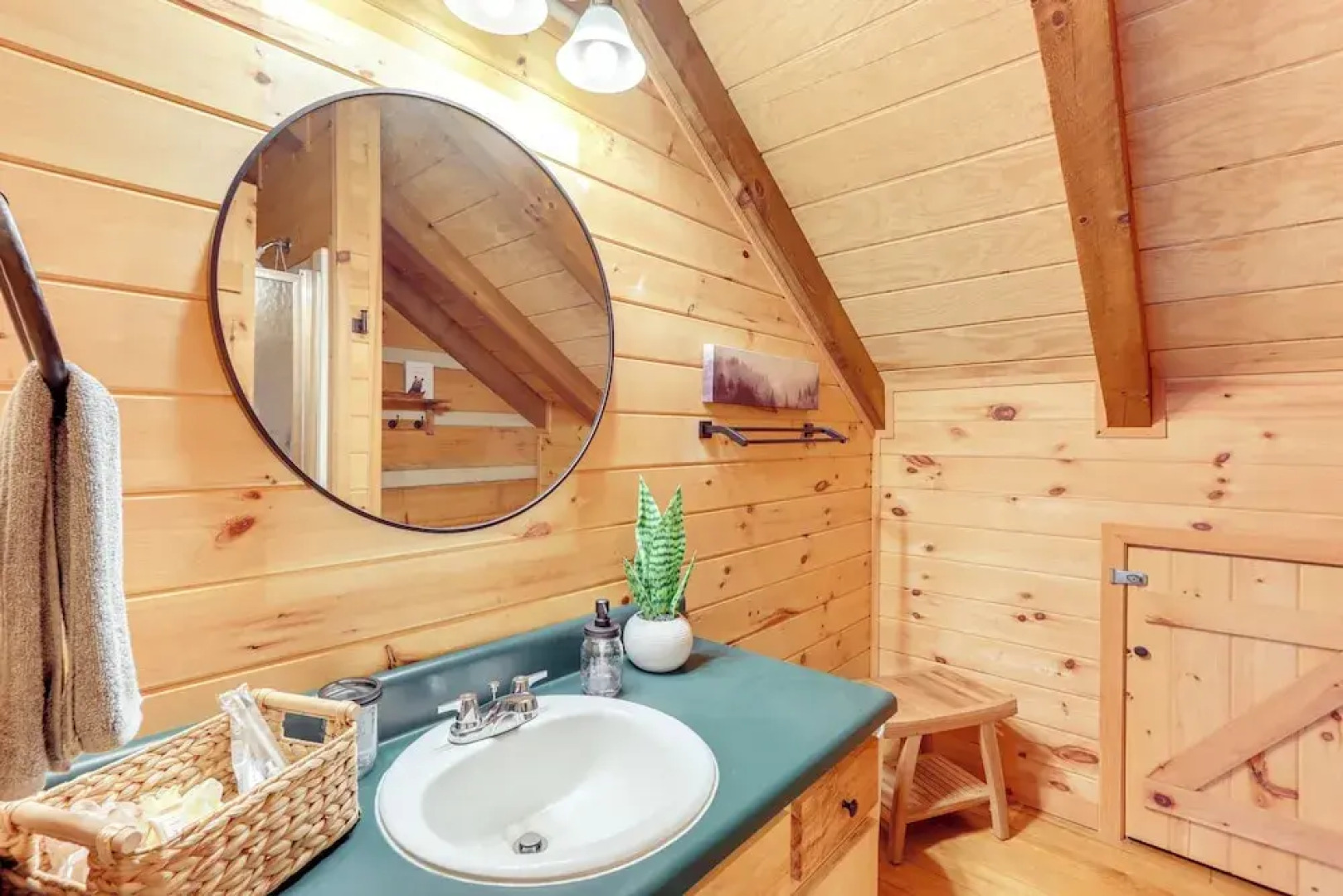 Hot Tub & Games: Ridgetop Cabin in Blue Ridge!