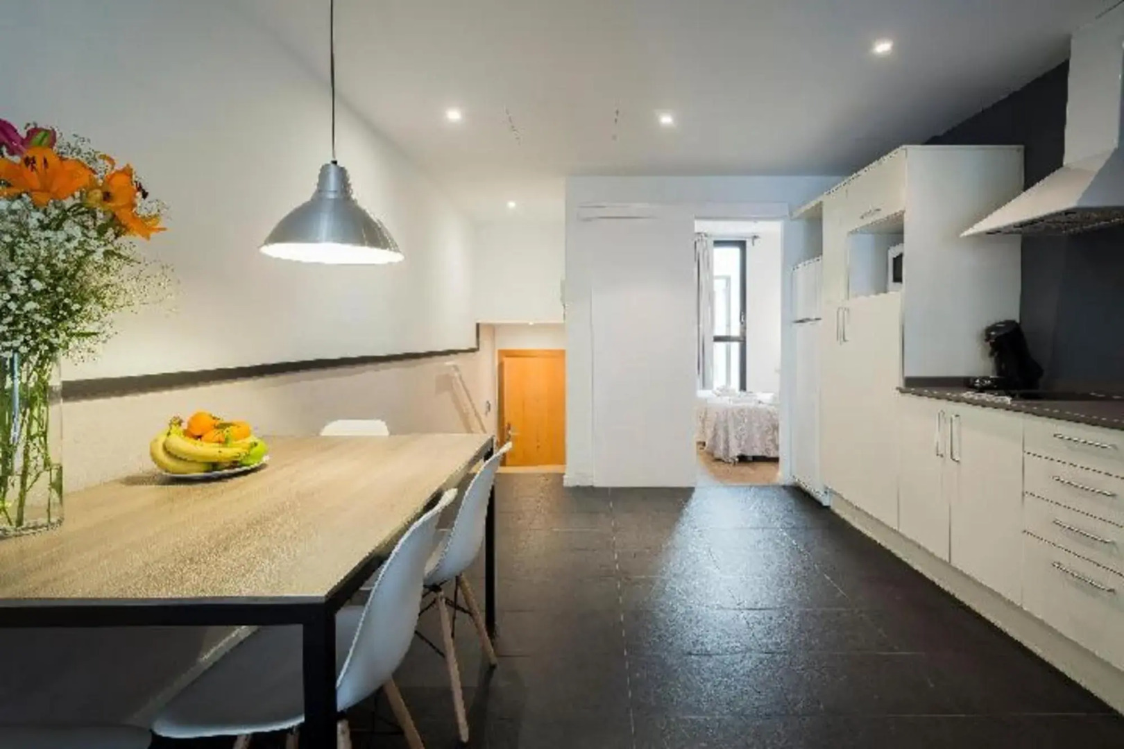 Liceu Apartments by gaiarooms